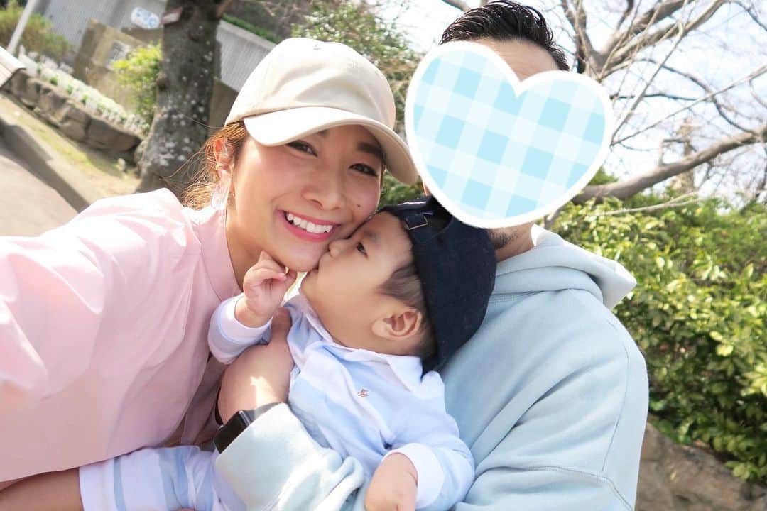 Mai Wakimizuさんのインスタグラム写真 - (Mai WakimizuInstagram)「実はpink.blue.mintでマカロンカラーfamilyでした＼(^o^)／たまたま撮れた息子のあごクイチュウ、たまらーん♡真顔だけど。笑 #family#生後7ヶ月#王子動物園」3月11日 21時35分 - wakkin__m