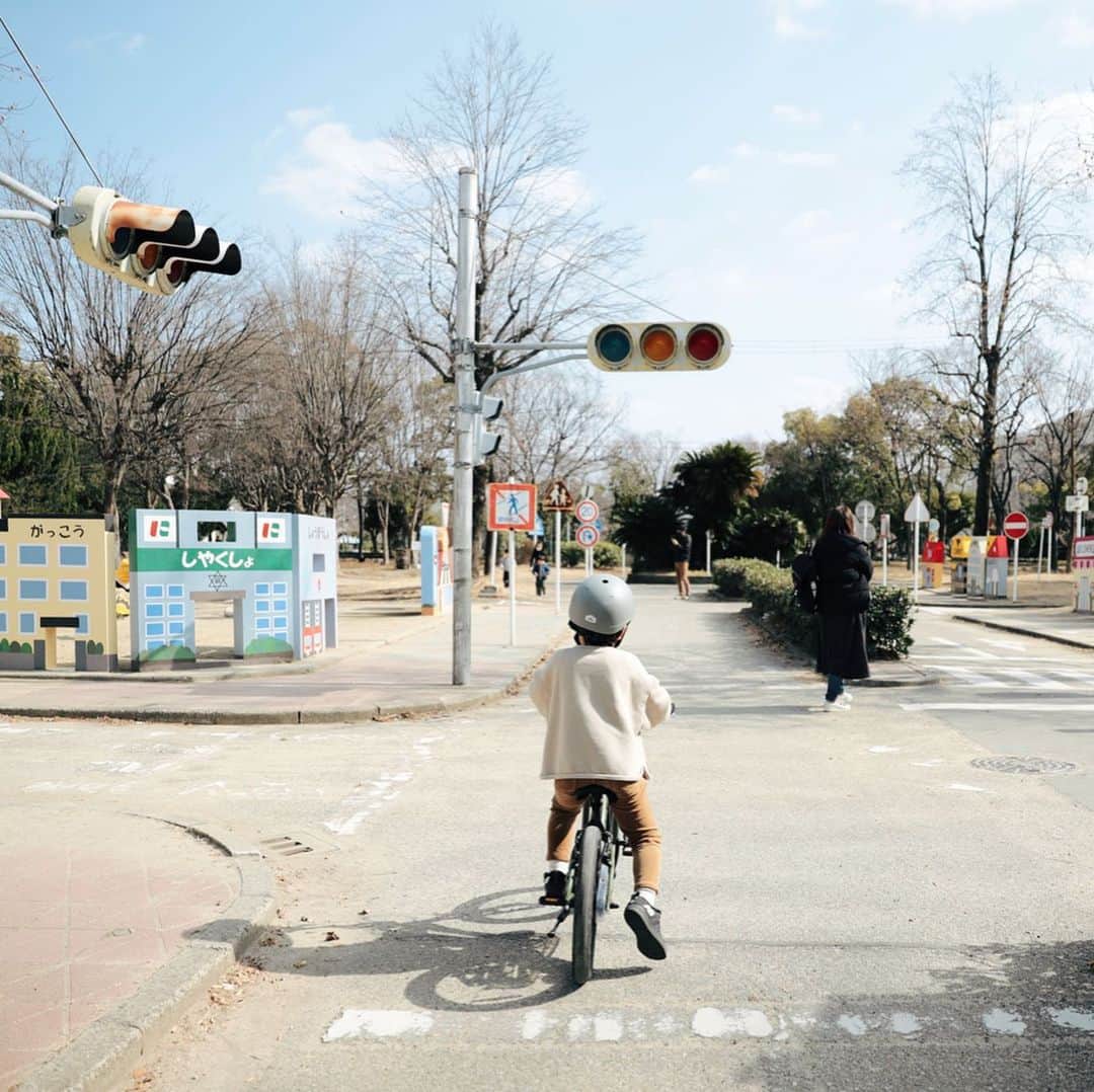 きなこのインスタグラム：「小さな町みたいな公園🚥 自転車の練習をしに西宮の交通公園へ。レトロな遊具や標識、信号、街並みがとっても可愛い。この標識はどういう意味なんだろう？と息子も興味津々👀  これまで家のまわりは息子と自転車に乗って移動することがほとんど。入学まであと一年、息子と一緒に歩いて交通ルールを教えてあげなきゃなと思い、最近はお迎えの時には歩いて帰ったり、公園まで歩いて行ったり、歩く機会を増やすようにしています👣 並んでゆっくり歩くと息子とたくさん話ができる、話が聞けるのも嬉しい。こうして手を繋いで歩けるのも、もしかしてあと一年、、小学生になったらもう繋いでくれないかもしれない…と思うと寂しくて寂しくて。。大切に大切に、小さな手をぎゅっと握りしめて歩いています🤝」