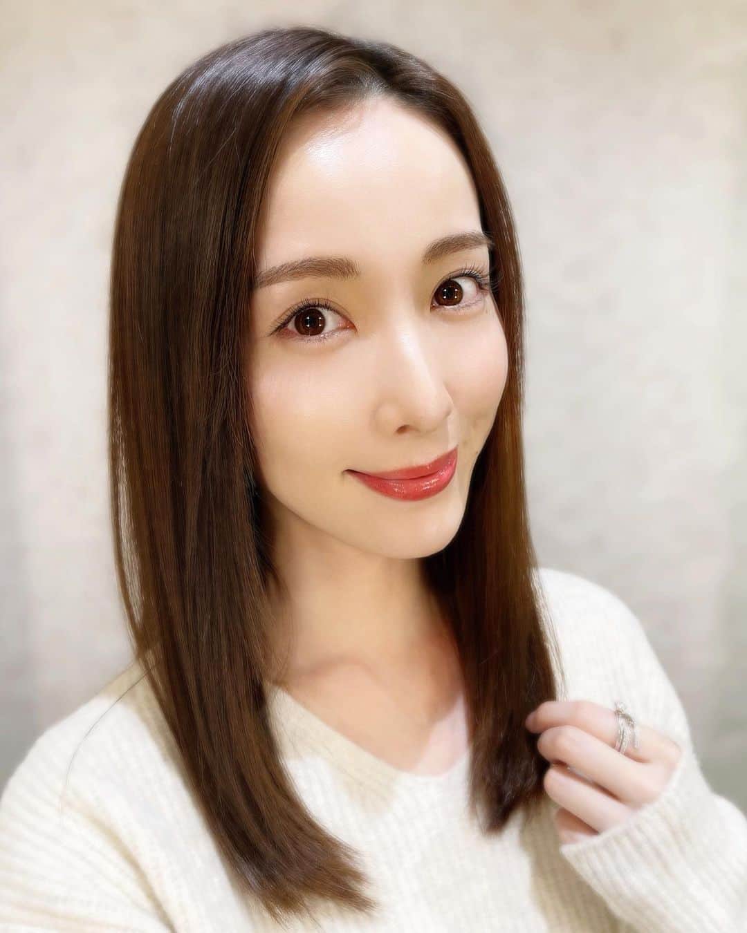 瀬戸早妃のインスタグラム：「最近は連日、愛の不時着にはまり…📺 ユン・セリ役のソン・イェジンさんが劇中で着ていたものに似ているこちらのニットを着て、 平行眉にして、薄メイクにして…と。 ※裾フレアのデニムパンツも買いました👖 思いっきり影響受けていました😂❤️（単純） . そして久々の @sbeautyclinic 💖 シミの治療と予防で、レブライトを受けてきました♫ これから紫外線が多くなる季節なので、真夏になる前にしっかり診てもらいました💖 . 大好きなゆみ先生 @dr.y.yumi と会うと嬉しくて話が止まらない…😍✨ 私のお肌のメンテナンスは、ゆみ先生様々なのです❣️ 明日の肌が今日よりも美しくなりますように💖 . #sbeautyclinic #エスビューティークリニック  #シミ #シミ治療 #美肌治療 #美活 #skincare #エイジングケア #beauty #beautifulskin」