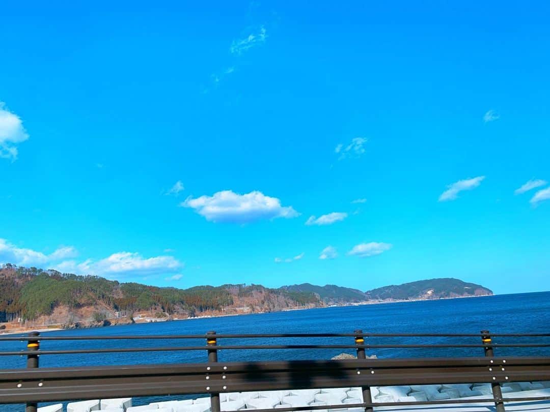 小松彩夏さんのインスタグラム写真 - (小松彩夏Instagram)「2021年3月11日﻿ ﻿ 東日本大震災から今日で10年。﻿ ﻿ 私は、地元の岩手県宮古市・釜石市に来ています。今日は綺麗な青空が広がり、穏やかな日でした。﻿ ﻿ 昨日、今日と取材をさせて頂いたみなさんは「自分に何ができるか」を問い続けているように感じました。﻿ ﻿ 私自身もそうでした。﻿ ﻿ 震災直後はこの仕事を続けていていいのだろうかと考えたこともありました。﻿ ﻿ だけど私が今こうして、この仕事を続けることが出来て、岩手にいることがその答えの一つだと思います。﻿ ﻿ 忘れたいこと。﻿ 忘れたくないこと。﻿ ﻿ 大切な想い。﻿ 伝えたい想い﻿ ﻿ 一人一人ができることは人それぞれかもしれませんが、思いやりの気持ちを持って支え合い、共に歩んでいきたいです。﻿ ﻿ 私は地元の岩手が大好きです。﻿ ﻿ 素敵な場所が沢山あります。﻿ ﻿ だからもっともっと沢山の人に知ってほしい。﻿ ﻿ 落ち着いたら、被災地へ足を運んで、綺麗な景色をみて、自然を感じて、美味しいご飯を食べてください。﻿ ﻿ そして、みんなが笑顔になることも復興への近道だと私は思います。﻿ ﻿ 　　﻿ 今日3月11日にYahooで『3.11』と検索すると東北をはじめとした被災地へ10円寄付されます。﻿ ﻿ https://fukko.yahoo.co.jp/?cpt_n=3.11&cpt_m=bnr&cpt_s=startpage&cpt_c=sptoplink1st﻿ ﻿ ﻿ 改めて自分達に出来ることを。﻿ ﻿ そして、3.11は大切な人を想う日に...﻿ ﻿ ﻿ 東日本大震災で被災されたみなさまに心からお見舞い申し上げます。﻿ ﻿ そしてさらなる復興をお祈り申し上げます。﻿ ﻿ ﻿ 2021.3.11  小松彩夏　  #小松彩夏 #大切な人を想う日 #あれから10年  #東日本大震災 #岩手 #岩手県 #宮古市 #釜石市」3月11日 21時35分 - official_ayaka_502