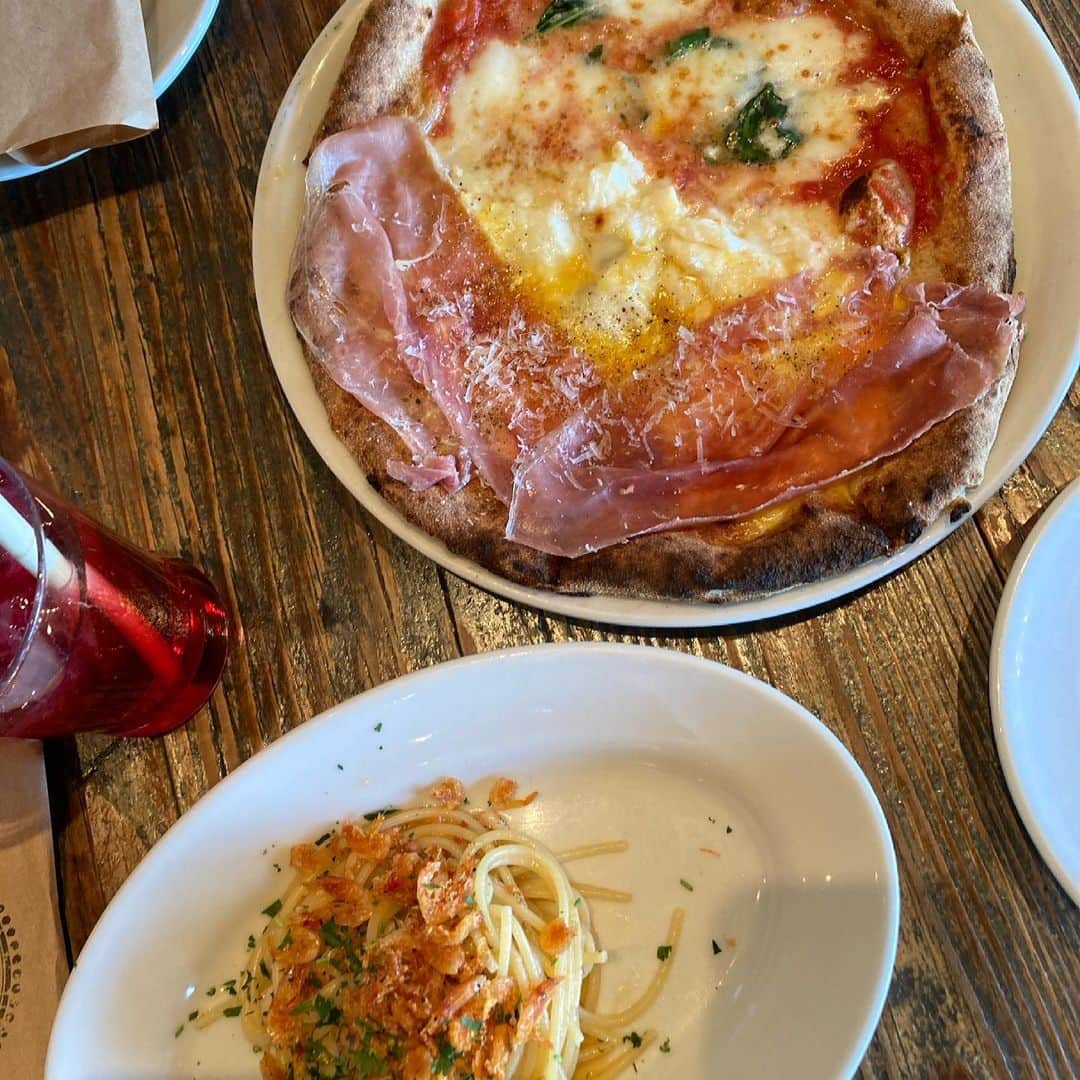 のインスタグラム：「ㅤㅤㅤㅤㅤㅤㅤㅤㅤㅤㅤㅤㅤ  友達とシェアして食べました🍴 ピザもパスタも絶品すぎる🤤♡  ㅤㅤㅤㅤㅤㅤㅤㅤㅤㅤㅤㅤㅤ  #pizzeriacantera  #ランチ  #表参道ランチ  #表参道カフェ #東京カフェ  #pizza  #pasta」