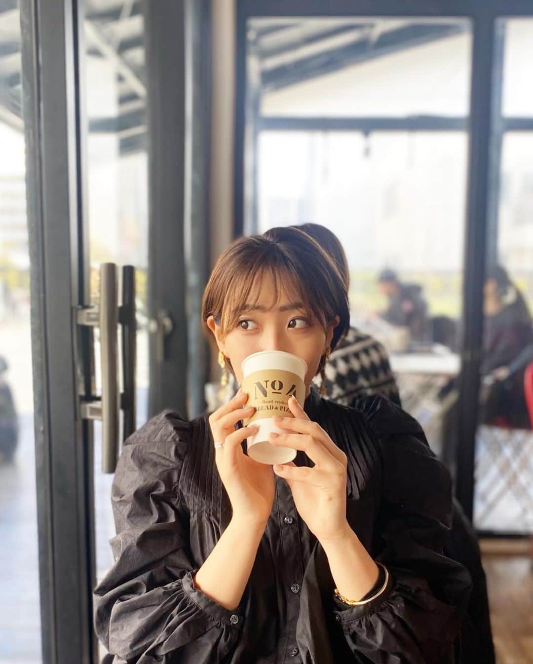 のインスタグラム：「@no.4_kojimachi  朝活するのにはぴったりのカフェ☕️﻿ パン🥐が美味しいの❤︎ ﻿ 朝早く起きて美味しいもの食べてお勉強してちょっとお昼寝するのがマイブーム☺️  #ワンピース #ワンピースコーデ #モノトーンコーデ #モノトーン #カラーバッグ #ミニバック #ショートブーツ #ベージュカラー #ショートヘア #ショートカット #ヘアスタイル #サロモ #全身コーデ #被写体モデル#art #美術館好きな人と繋がりたい #美術館好き#東京カフェ #朝活 #朝活カフェ」
