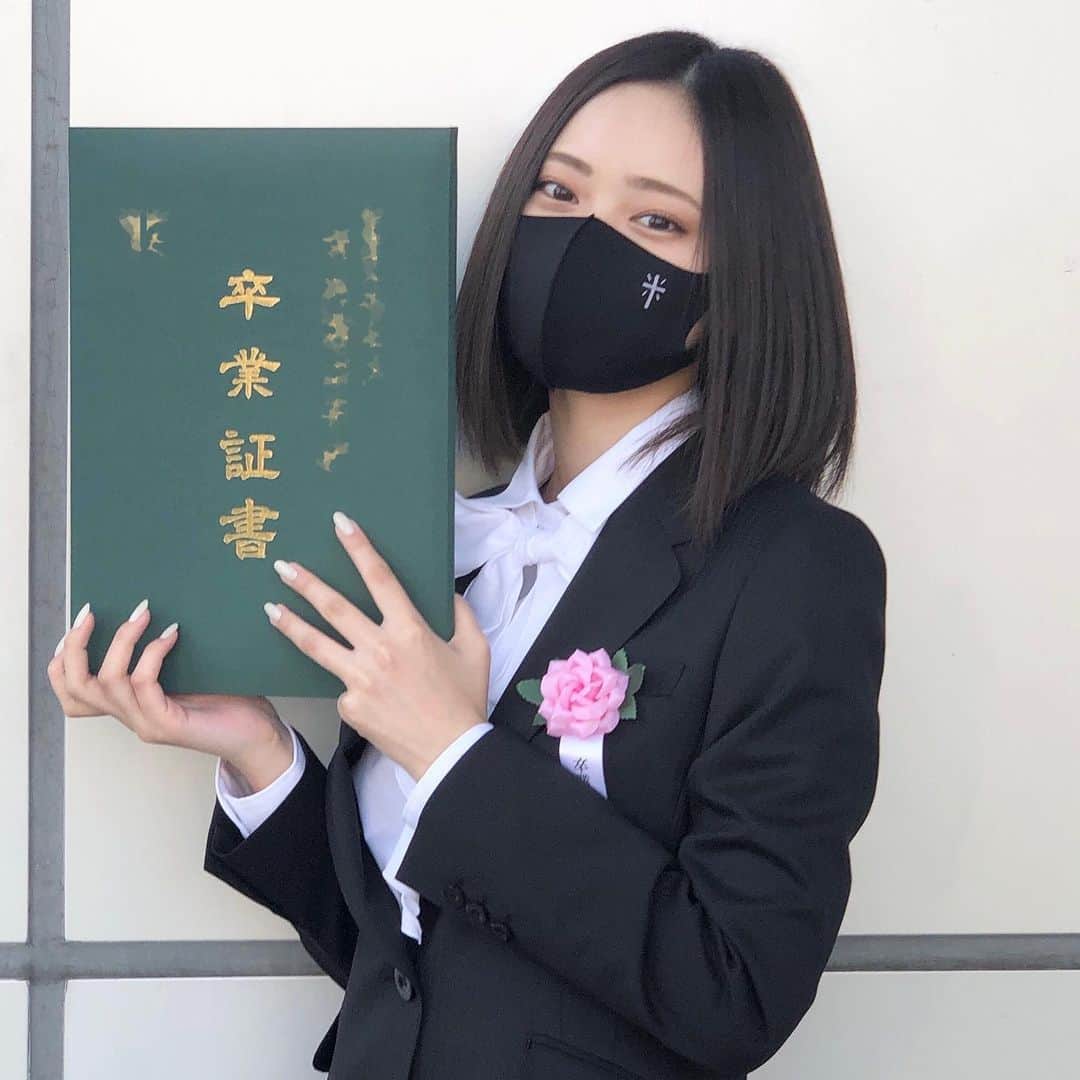 原藍梨のインスタグラム：「2021.3.11 高校を無事卒業致しました🌸  高校卒業の実感がまだ全然ない、笑 振り返ると色んなことがあった3年間でした。 私と関わってくださった全ての方 本当にありがとうございました🙇🏻‍♀️ 楽しい時間を作ってくれた大切な友だちたちとの 別れって寂しいし悲しいね、。 そう思わせさせてくれてありがとう🦥 そしていつも側で支えてくれた両親本当に本当にありがとう表しきれないくらい感謝の気持ちでいっぱいです。 今こうして卒業できていることが幸せです！！  高校卒業後も今まで以上に頑張っていきます！ そして、最後になってしまいましたが ご卒業の皆さんおめでとうございます㊗️」