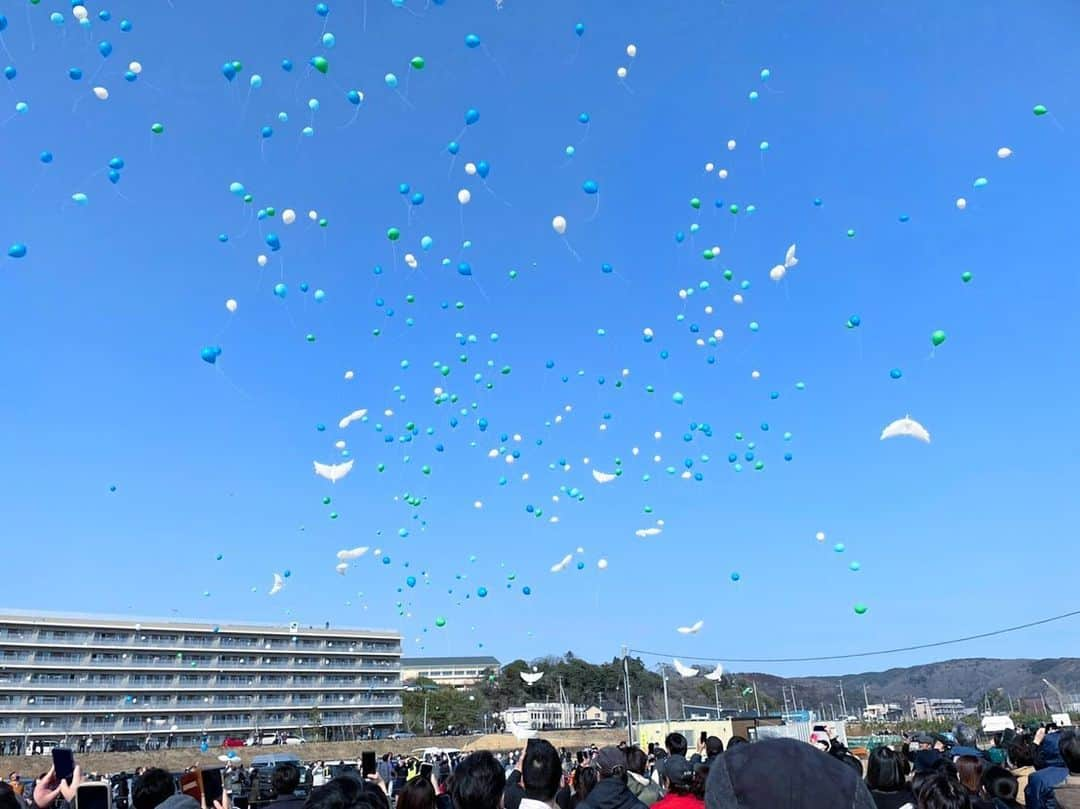 久慈暁子さんのインスタグラム写真 - (久慈暁子Instagram)「* 3.11 あの日から10年。 私は宮城県石巻市を取材しました。 まぶしいほどの朝日が 街をきらきら照らしてくれていて、 なんだか天が街を応援してくれているような 気がしました。 石巻の皆さんはとにかく笑っていました。 でも「笑っていないと泣いてしまうから。」 その言葉が印象的でした。 当たり前の日々に感謝しながら、 前を向いて生きていきたいですね🌱 * #20210311 #宮城県石巻市　 #ハト風船 #めざましどようび」3月11日 22時23分 - kuji_akiko