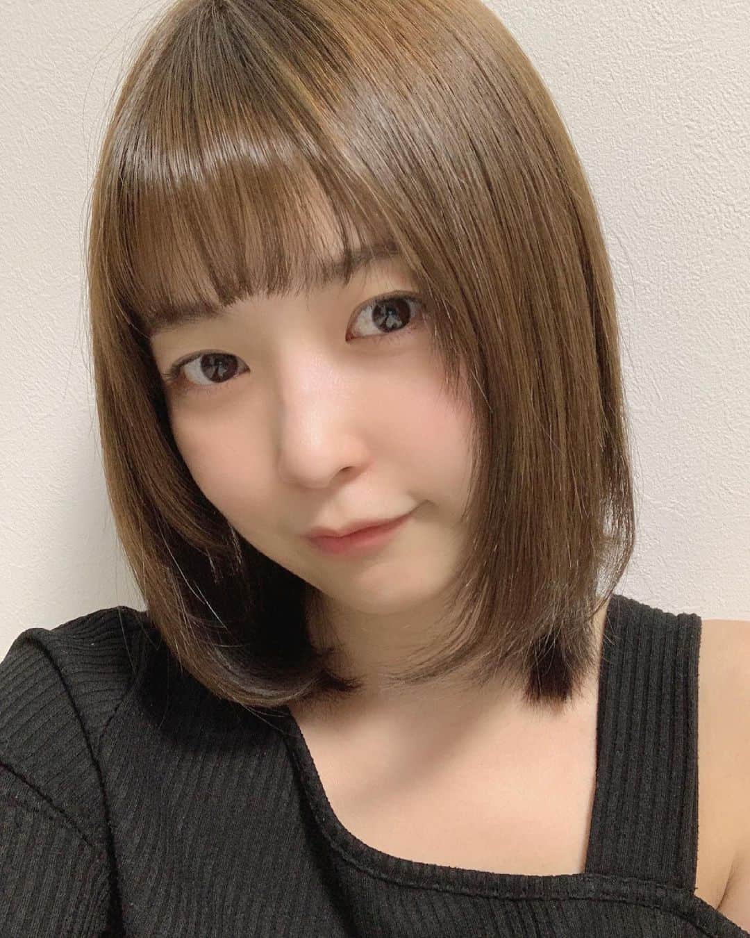 のインスタグラム：「昨日LOAWeでカラーカットしてきました💇‍♀️ 今回も江田さん @eda_loawe にお願いしました( ¨̮ ) この前弟も来てたらしい😂😂 カラーおまかせで明るめアッシュになりました🤍🤍 前髪はすぐ伸びるから短めに…！」