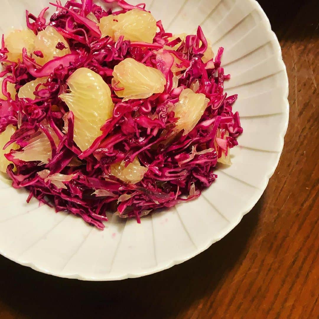 志摩有子さんのインスタグラム写真 - (志摩有子Instagram)「カレーの副菜。紫キャベツのコールスロー。今日は文旦入り。この鮮やかな紫色が茶色を引き立ててくれる。多めに作ってストック。  #紫キャベツのコールスロー  #文旦 #副菜の鬼」3月11日 22時21分 - ariko418