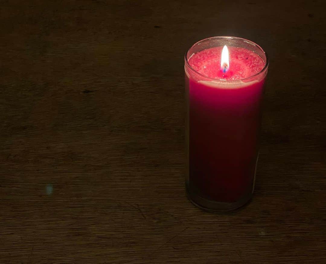 甲斐麻美さんのインスタグラム写真 - (甲斐麻美Instagram)「カシアの香りがするロウソクに火を灯して  今 生きてることに感謝する  それは いつの間にか 毎晩の習慣になった  10年という月日は あまりにも 色んなことがあった  こうして今、沢山の方と繋がっていられる幸せを 深く噛み締めて  それぞれの10年を 今夜は抱きしめて眠ろう  どうかこの先 穏やかな優しい日々でありますように」3月11日 22時32分 - kaico_asami