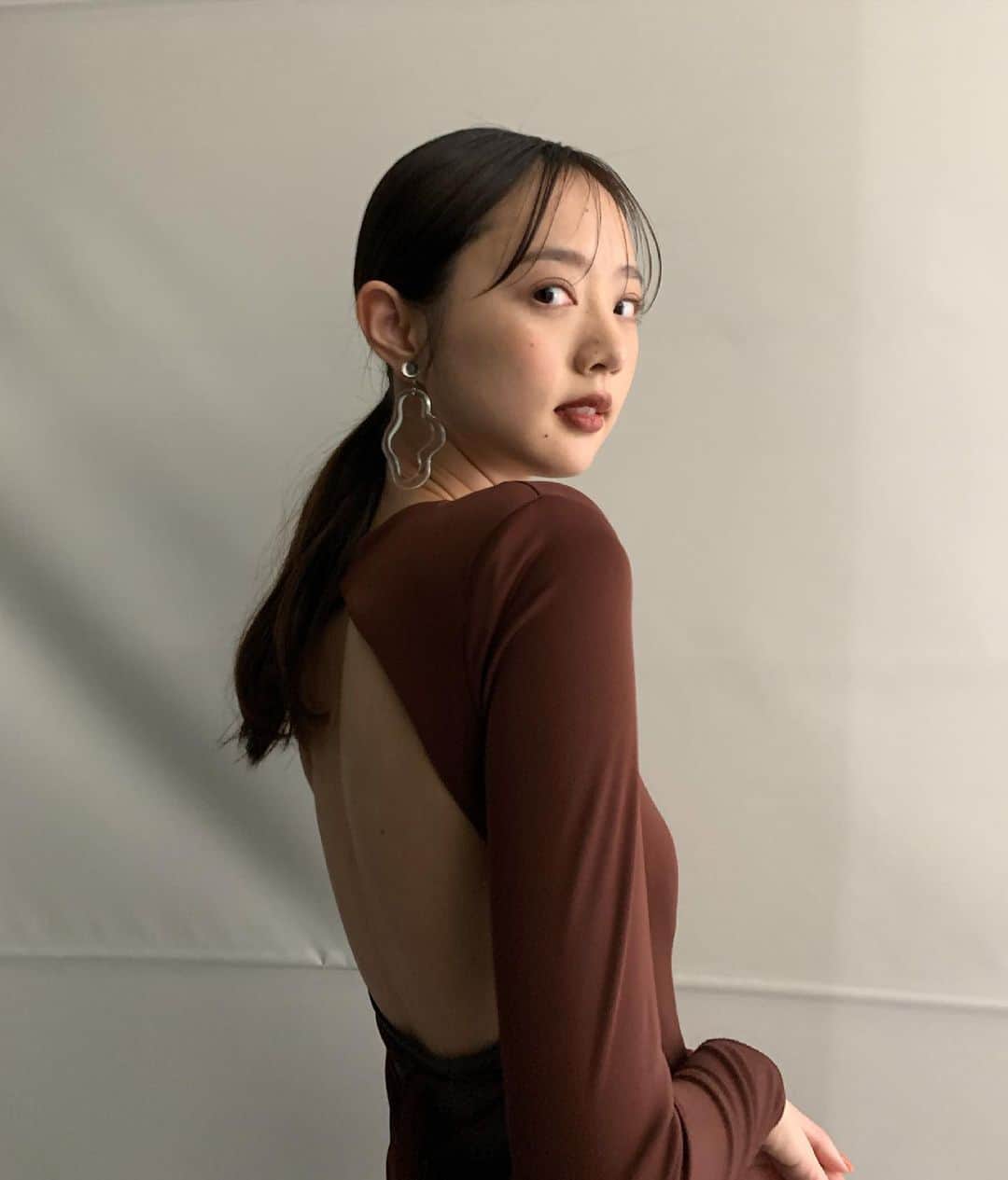 のインスタグラム：「背中ぱっくりワンピース👗💙  撮影のオフショというか、衣装が素敵だったから見せたいだけの写真です🤳笑  綺麗な背中にするためにトレーニングしようと決意💪  #me #shooting #model #fashion #onepiece #ootd #outfit #撮影 #衣装 #ファッション #背中痩せ #頑張りますか」
