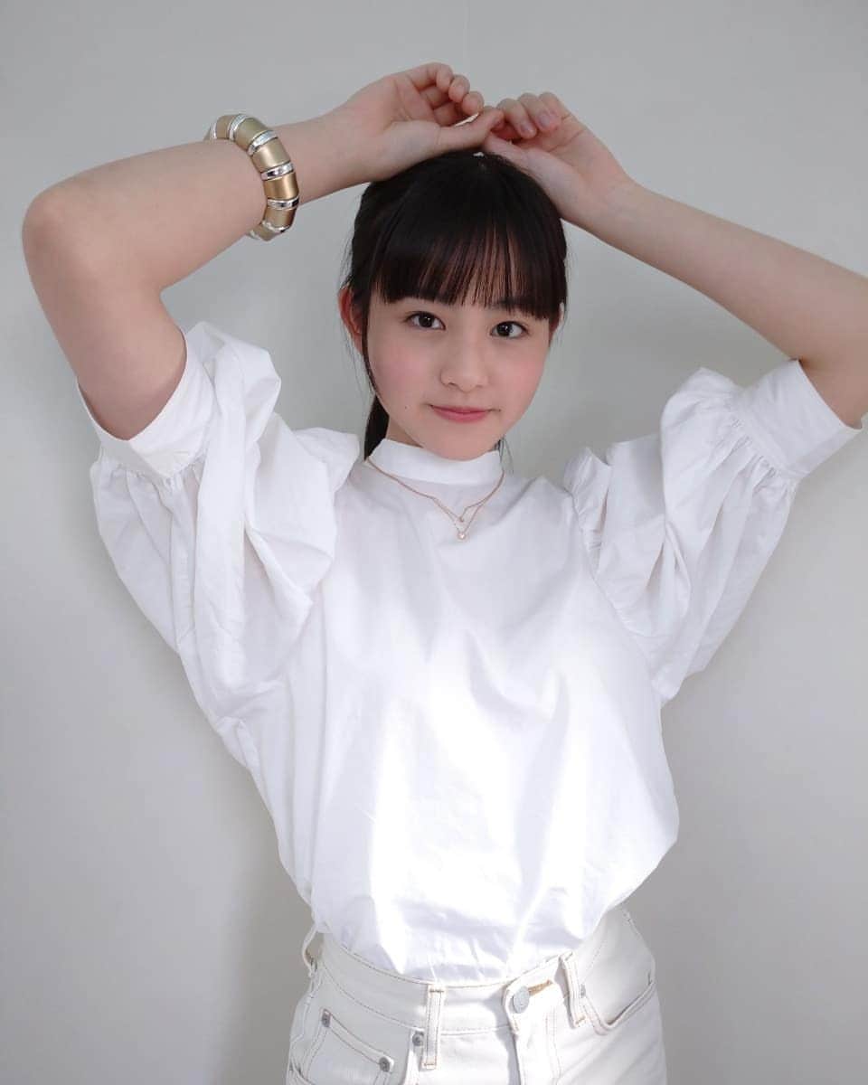 のインスタグラム：「今日は中学校の卒業式でした。🌸 青空に飛んでいくバルーンがとても綺麗でした。 ・ 色んな気持ちでいっぱいです。 ・ 家族、友達、先生方に感謝して精進して参ります。ありがとうございました🙇 #photooftheday#graduation#15歳#中学#卒業#baloon#colourful#whiteandgold#white&gold」
