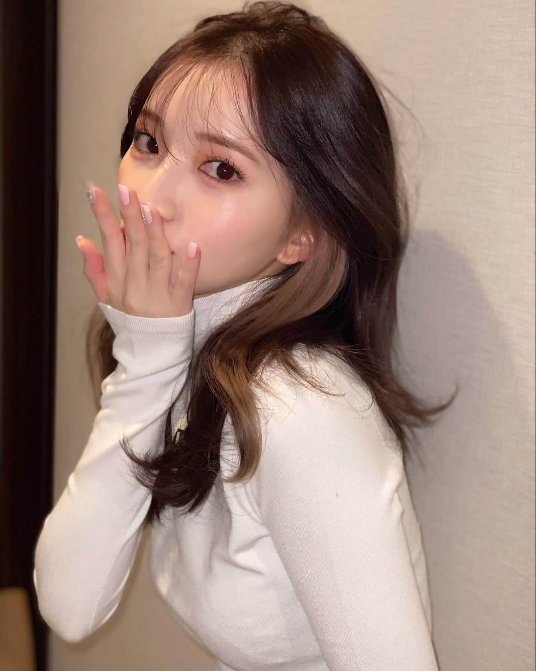 南りほのインスタグラム：「新しい髪の毛と今のネイル🙊🤍 久々にエクステ外したらかなり伸びてました 何か雰囲気変えてみたくてイメチェン🖤 ネイルも久々にキラキラにしたよ💫 どうかな〜？💕」