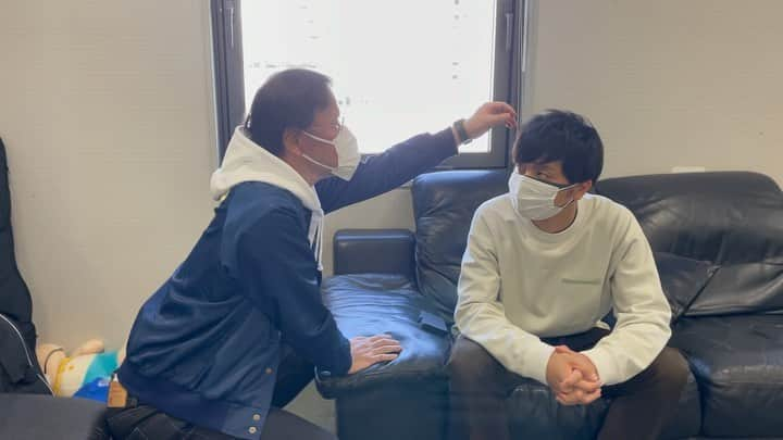 稲田直樹のインスタグラム：「#一本頂きます #令和喜多みな実 #河野 #令和喜多みな実 河野 #ドライフラワー  動かんといてなってゆったら髪の毛抜かれても動かへんかった  いいなぁいっぱいある人は^_^」