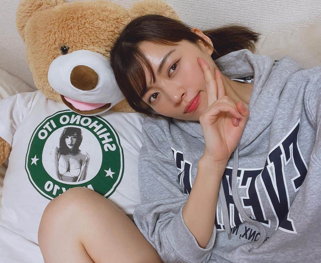 伊藤しほ乃のインスタグラム：「昨日もポコチャありがとう🧸🤍  ポコチャ始めてからみんなと近くに感じれて何より一体感がすごくてめちゃくちゃ嬉しいし楽しいです🧸😆 　  やるからには上を目指してるので一緒に盛り上げてくれる応援隊募集中🥺ポコチャをインストールしてフォローしてね❣️  しほのマンで検索してね🧸  夜毎日配信してるよー！ (お仕事行く前に朝のルーティン配信もしてます🤣)  #しほのマンfamily #ファミリー」