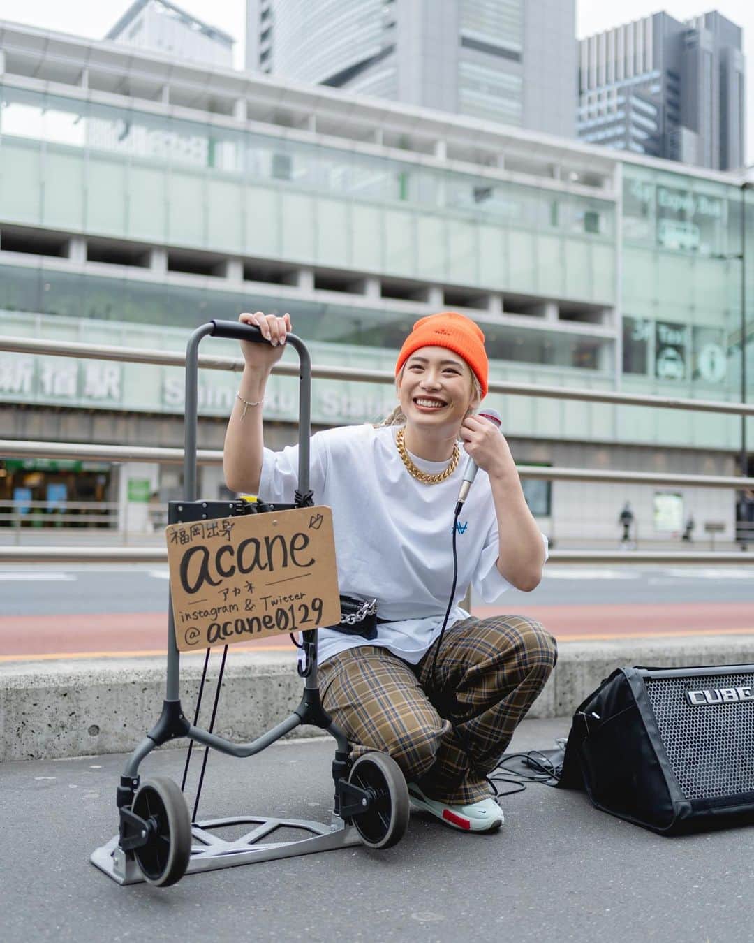 acaneのインスタグラム：「・ atmos pink × acane コラボアイテム発売決定🌸  お洋服たちのロゴと、 帽子のロゴの雰囲気を少し変えて 男女関係なく被れるような デザインにしたのもお気に入り🐶💪  撮影は思い出の場所 新宿南口で、路上ライブっぽく撮影したよ🤩  3/11〜3/21先行受注開始です🥰 今日の20:00〜YouTubeにて 動画全編も公開されます🧏🏼‍♀️💖 お楽しみに🔥🔥🔥  photo by ﾀｰﾁｬﾝ @takaya3ura 📍」