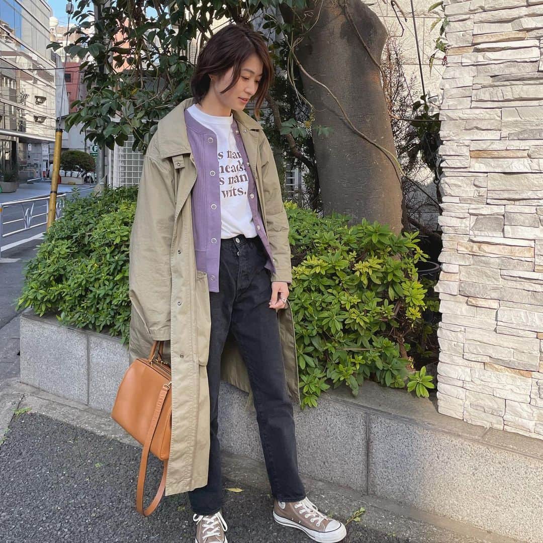 上村若菜のインスタグラム：「. 春らしく🌸💜 ヘアセットLive見ていただきありがとうございました☺️ . #wakameswardrobe #カジュアルコーデ #大人カジュアル #ロゴTコーデ #ロゴT #ロゴtのヘビロテ率😂   コート…#uniqlou  カーディガン・デニム…#theshinzone ロゴT…#ritajeanstokyo コラボ バッグ…#vintage 靴…#converse」