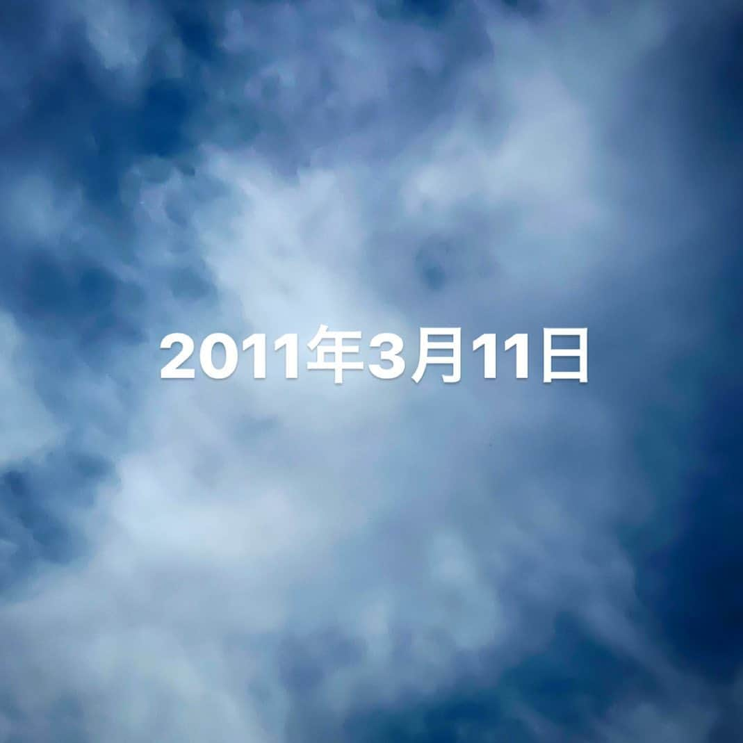 龍真咲さんのインスタグラム写真 - (龍真咲Instagram)「2011年3月11日。  毎年巡っていた''普通"の3月11日が、2011年に"普通"じゃなくなった。 その日私達月組生は、宝塚大劇場「バラの国の王子」初日。約2分遅れての初日。 私は最初の場面に出演したら、しばらく出番がなかったので、劇団内診療所に。その時TVであり得ない光景を、目にした。絶句。組子の中には東北、関東出身者も多くとにかく、初日を無事務めなければとみんなで必死に頑張りました。初日が2分程遅れたのは関西では感じない程の揺れでしたが、舞台装置の確認だったとの事でした。  あれから10年。 あの時の乗り越える力 あの時のありがとう あの時の大切な人を思う気持ち あの時の涙。 例え今、見えないウイルスcovidと戦っていたとしてもきっとわたし達の先には明るい未来が待っていると信じて生きたいな、と改めて思いました。  頑張ろうニッポン！ 頑張ろう地球！ 希望を胸に。。。！」3月11日 16時10分 - masaki_ryu