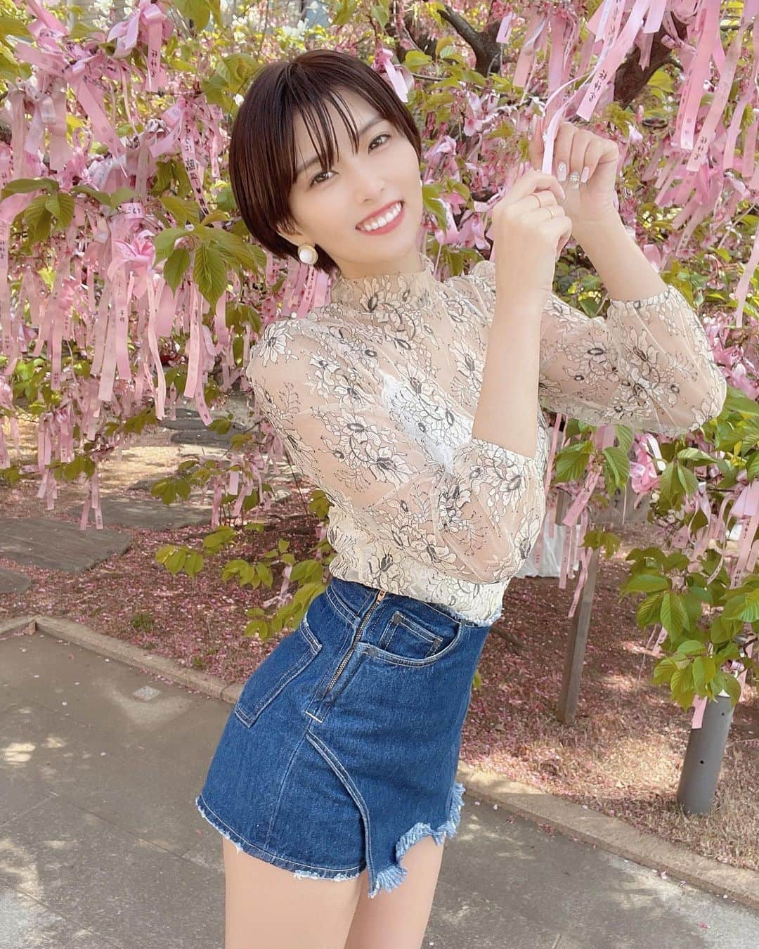 ききまるさんのインスタグラム写真 - (ききまるInstagram)「初桜🌸 . 東京の桜新町にある桜神宮に行ってきました🌸 満開は先週だったのかな？雨で散っちゃったみたい！ でも葉桜も綺麗だったよ🍃 . 　@akiyamasensei_aid に 「春だからフェミニンな感じのショートにしてください」ってお願いした🤲🏻いい感じ😋 .  . 【📍桜神宮　】 〒154-0014 東京都世田谷区新町3-21-3 TEL：03-3429-0869（受付時間：9:00〜17:00） 東急田園都市線 桜新町駅　北口　徒歩2分  . #桜神宮 #桜　#桜神宮御朱印 #御朱印巡り #御朱印 #御朱印帳 #御朱印ガール #御朱印スタグラム #御朱印女子 #花見　#参拝　#桜新町　#花見コーデ  #花見日和 #春服　#春服コーデ #春の花 #春ファッション #春裝 #春コーデ #春 #春カラー」3月11日 16時24分 - kikigram_97