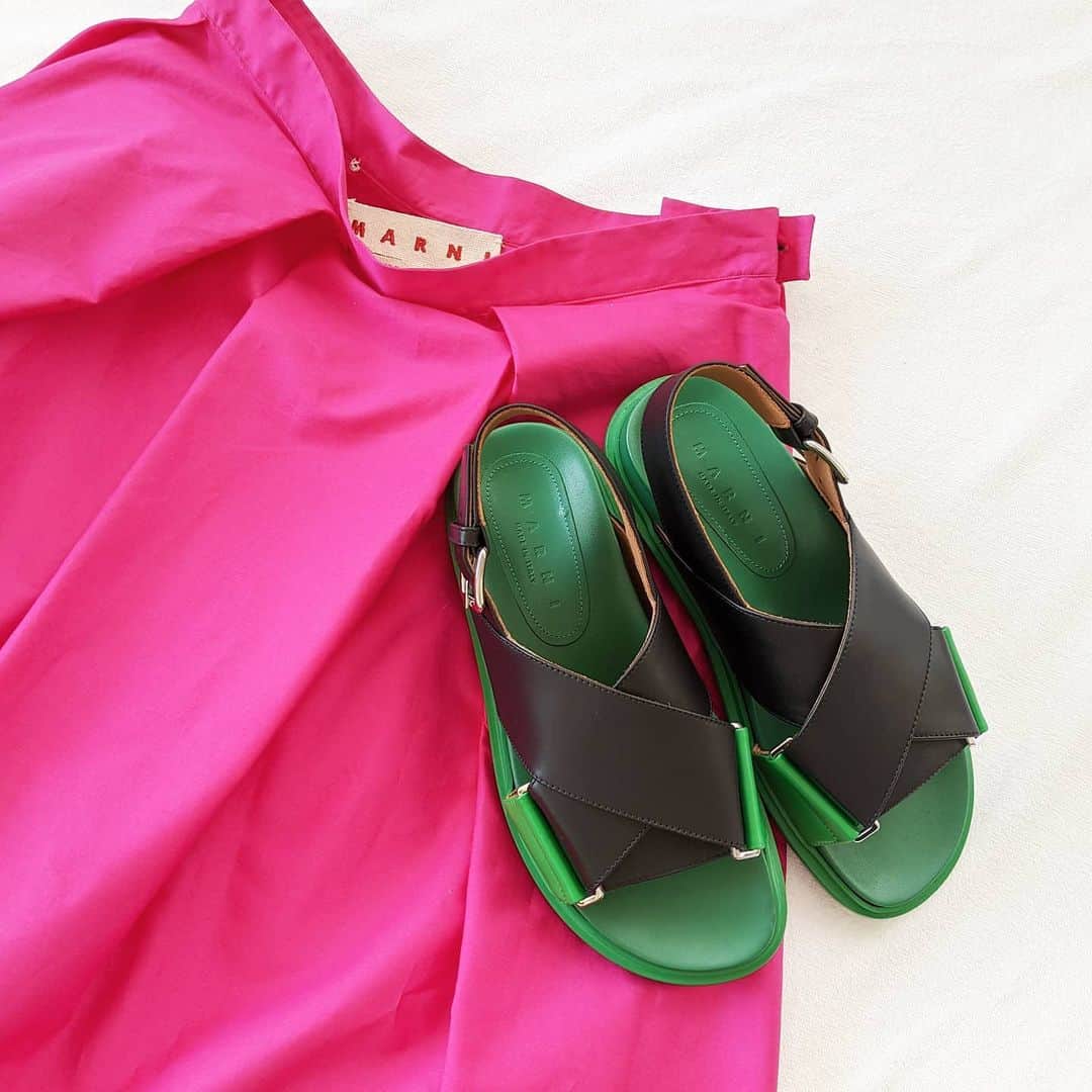 三喜本惠美さんのインスタグラム写真 - (三喜本惠美Instagram)「・ 春到来ですね〜🌷 嬉しいな🌷 MARNIのPINKのスカートにGREENのサンダル💚 #カラーコーディネート #春物#春コーデ#MARNI#マルニ」3月11日 16時24分 - megumi_mikimoto