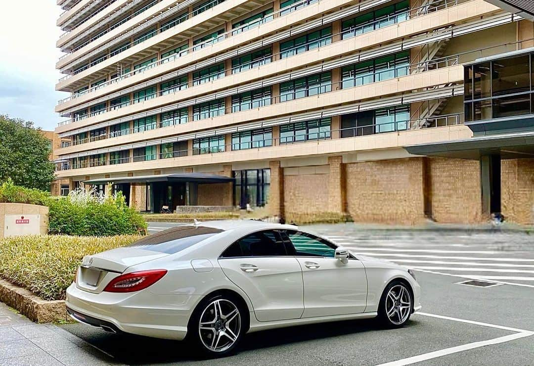 水元秀二郎さんのインスタグラム写真 - (水元秀二郎Instagram)「仕入れしたLEXUS hs250h hybrid まんまじゃHidejiro's カスタム魂が死んでしまうので、まずはフィルム施工。フルオプションでエアロ、アルミは純正品で付いているのだが、この車両にはモデリスタが存在しないとのことで、マフラーが寂しい。しかしhybridの音を大きくしたい訳ではない。そこで見つけたフジツボ（マフラーメーカー）製マフラーカッター‼️まだまだ先は長い。 そして京都よりりんご届く。ありがとうございます。 #水元秀二郎#LEXUS#hs250h#hybrid#ゼネラルガレージ#青森りんご#フジツボマフラー」3月11日 16時43分 - gangsta.hidejiro