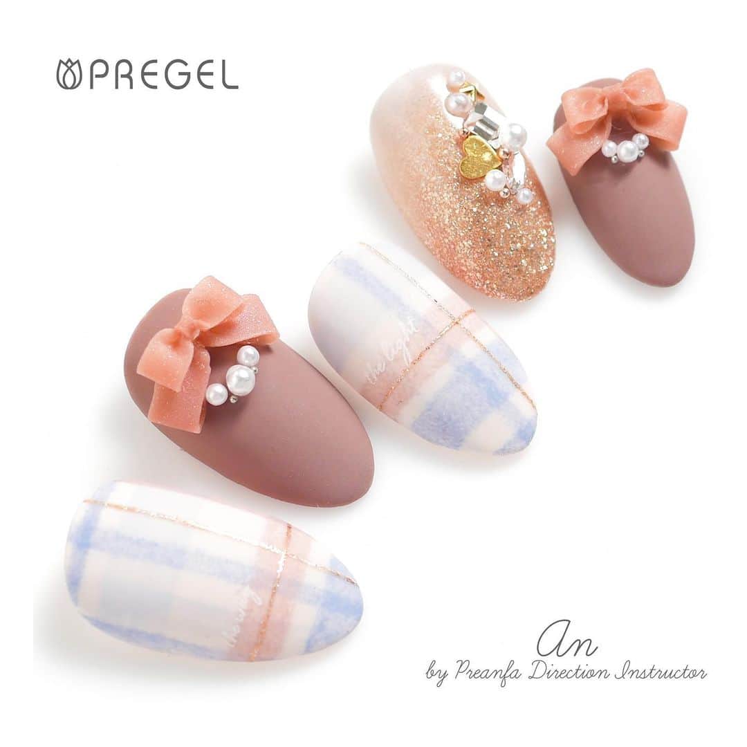 PREGELのインスタグラム：「リボン×パステルチェック♡﻿ @mnnail_ar 先生のアートをご紹介✨﻿ ﻿ ご購入はこちらのwebショップ&店舗へ💁‍♀️﻿ ▼プリモール﻿ @nail_premall﻿ ▼ジョイアート﻿ @joyartofficial﻿ ▼プリクシー﻿ @prexyofficial﻿ 各店でもご購入頂けます⭐️﻿ ▽キャンディポケット公式﻿ @candypocket_official﻿ ▽心斎橋店﻿ @candypocket.shinsaibashi﻿ ▽梅田店﻿ @candypocket_umeda﻿ ▽神戸三宮店﻿ @candypocket_kobe﻿ ▽五反田店﻿ @candypocketgotanda﻿ ▽園田店﻿ @candypocket.sonoda﻿ ﻿ #プリアンファ﻿ #プリジェル﻿ #プリジェルミューズ﻿ #プリムドール﻿ #きまぐれキャット﻿ #ミューズ﻿ #トレンドネイル﻿ #デザインネイル﻿ #ジェルネイル﻿ #ネイル﻿ #美甲﻿ #gelnails﻿ #artnail﻿ #designnail﻿ #네일﻿ #여름네일﻿ #立体ネイル﻿ #ビジューネイル﻿ #ベージュネイル﻿ #フラワーネイル﻿ #リボンネイル﻿ #パステルネイル﻿ #パーティーネイル﻿ #ブライダルネイル」