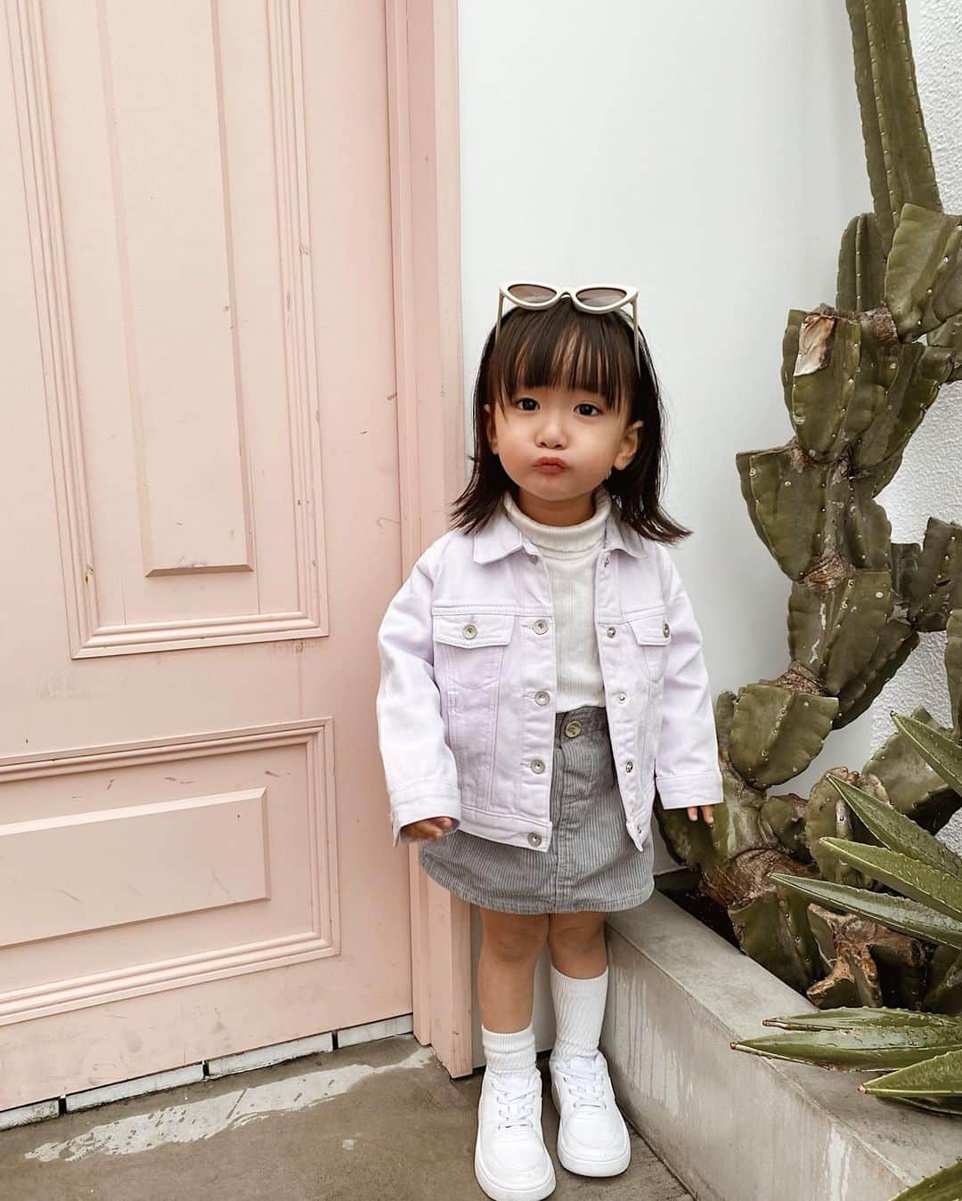 孫きょうのインスタグラム：「‡”ャ儿🌺🌵  読めた人？笑 打ち方忘れて変換サイト使った👩🏾‍🦰 最近ポーズがいちいちギャルなんだよなぁ🤣  コーデは安定の全身 #ZARA 🏷」
