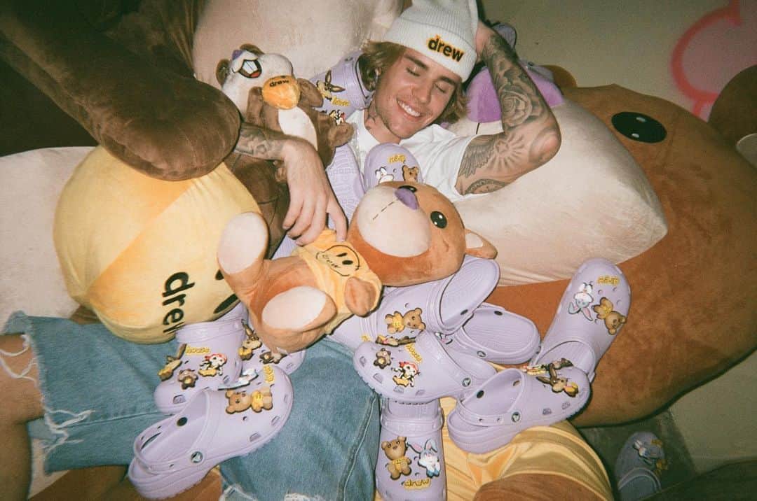 ジャスティン・ビーバーのインスタグラム：「Dropping my second collab with @Crocs and @drewhouse on 3.16.21. You know I rock my Crocs with socks so this time they're included 🐊🧦 #JBxCrocs」