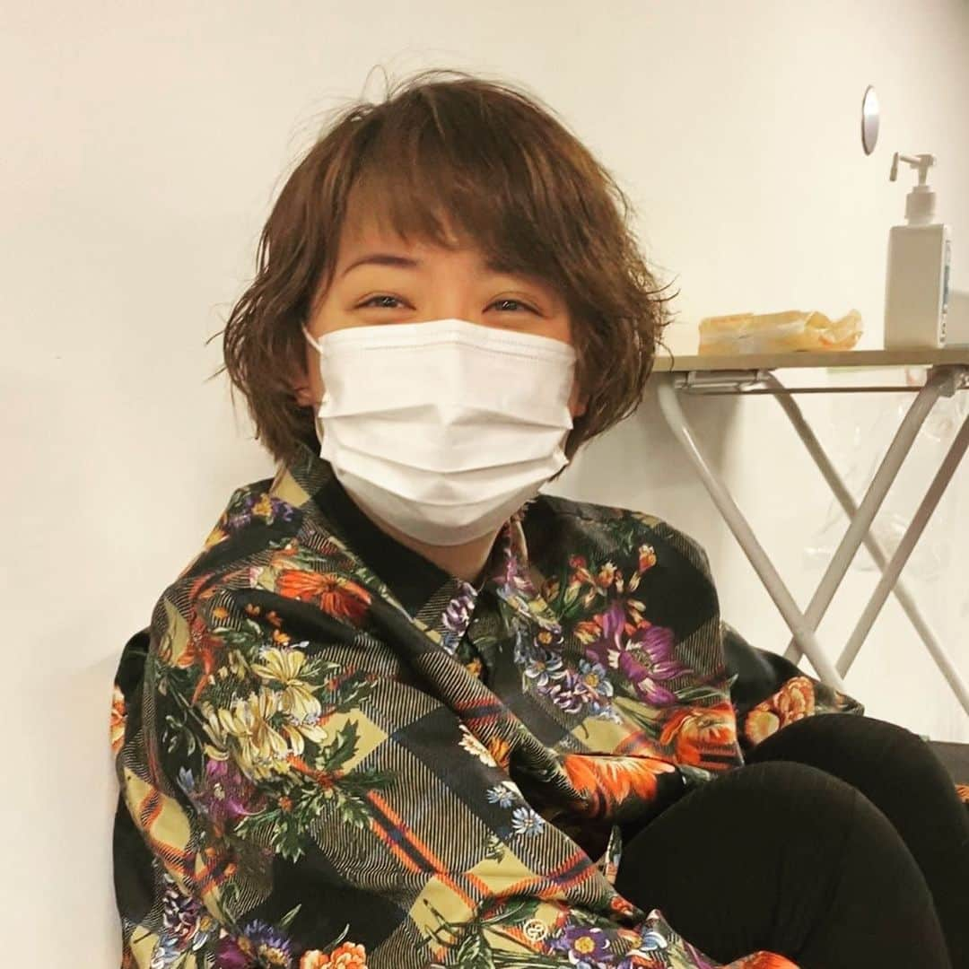 天真みちるさんのインスタグラム写真 - (天真みちるInstagram)「どうも。たそです。  今日は忘れられない大切な日ですね。 あの時感じた、支え合う思いやりの気持ちの大切さ。 公演を心の支えにしてくださる方がいらっしゃる限り、夢をお届けしようと誓ったこと。  劇団は卒業しましたが、この様な形で再び舞台の稽古をしている今、そのことを強く思い返しました。  10年が経った今も、そしてこれからも、 心を込めて、自分にできることを精一杯努めようと思います。  （すみません、お話ししたいことがうまく言い表せなくて、書いては消し書いては消しを繰り返していたらこんな時間になってしまいました。。）  今日の写真も麻尋さんが撮ってくださいました。 あと、最後の写真はみりおん（実咲凜音ちゃん）が秘かに撮ったものを送ってきてくれました。 『今日も良い柄シャツですね』と、褒めてくれました。わーい。  それでは今日はこの辺で。 皆様ご機嫌よう。 また明日(^^)  #スベスベ柄シャツシリーズ #今日はお花とチェック」3月11日 23時05分 - tenma.michiru.official