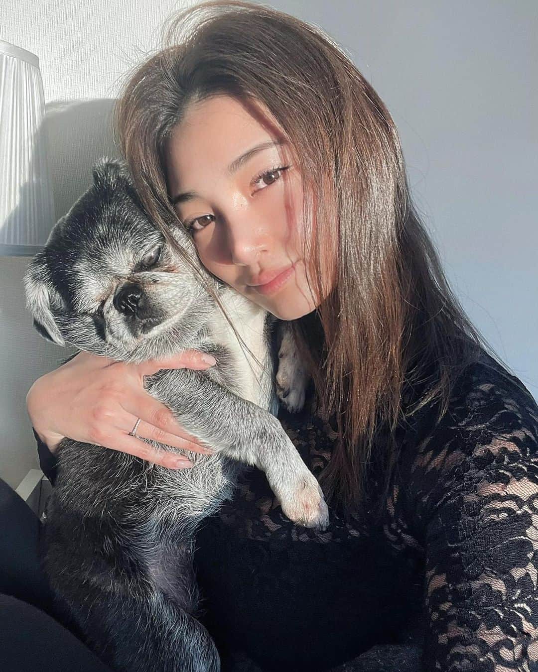 里海のインスタグラム：「なかなか私がインスタに投稿できるような事がなく…😅 久々にお肌のお話を😙 できればメイクやファッションのお話ご紹介して載せていきたいと思ってます⭐️  レーザートーニングはたまにしますが、 初めて行く　@shibuyamori さんで  レーザースペクトラという、『シミ、くすみ、そばかす』を改善するトーニングをしてもらいました✨✨  そして、私は基礎化粧品でもっとも惹かれてしまう  ビタミンC誘導体ローション！！  さらにゲットしてきてしまいました🥰  私はお肌だけには、特にいつも気を使って生きていると思います😄  そして、すっぴんでもいられるように まつ毛は　@lovecurl.eyelash さんで いつもお願いしています🥰  美容情報でした🥰  少し前まで妹だった　@princesspririn が 最近私の姉のようになってきています…  #里海美容情報　#美容情報　#skincare #お肌ケア」