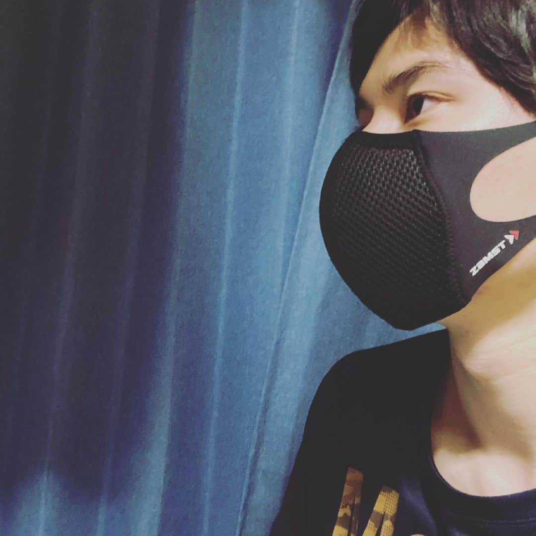 髙橋藍さんのインスタグラム写真 - (髙橋藍Instagram)「ザムスト様からサポートしていただけることとなり普段バレーボールでつけている足首のサポーターなどを主に提供していただいています！ そして今日は自分の愛着としている。 ザムストマウスカバーを紹介します‼️  通気性がよく呼吸がしやすいマスクとなっています。 運動時の飛沫対策でもありにはスポーツにはもってこいのマスクでもあります。外出時や普段使用する時でもマスクの上にかぶせたり、そのままの着用でも可能です。  是非皆さんも試してみてはどうですか？  詳しくはザムストホームページなどで確認してください。↓  https://www.zamst-online.jp/smp/  #ザムスト #ザムストマスク #マウスカバー」3月11日 18時06分 - ran.volleyball0902