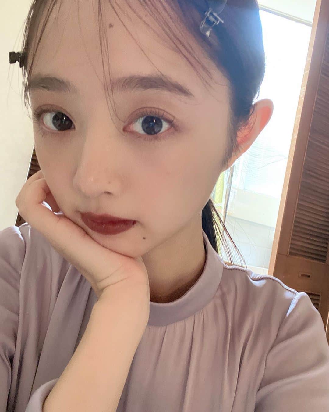 のインスタグラム：「撮影でナチュラルなモードメイクをしてもらいました💄  ドウカナ？  #me #makeup #model #cosmetics  #撮影 #メイク #奥が深い #モード #モード系 #リップ」