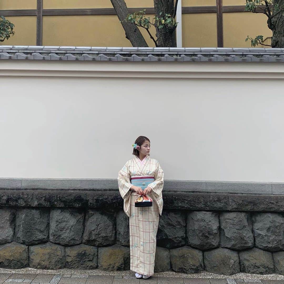 島田晴香さんのインスタグラム写真 - (島田晴香Instagram)「お着物着て熱海を お散歩してきました👘❤︎ 小さい頃に見ていた景色と また大人になって見る景色は 違いますね😌✨  小さい頃よく行っていた 駄菓子屋さんにも行ってきて ソースせんべえをゲット🍘❤️ これから またお世話になりそうです🍵❤︎  着物着付けプランについては @tachibana_atami からご覧ください。  私のプロフィール欄に詳細のURLが 貼ってあります💡 ご質問はコメントorDMでお願いします。  #旅館立花 #立花 #熱海 #atami  #熱海観光 #観光 #熱海旅館 #熱海旅行 #旅行 #旅 #女子旅 #カップル #着物 #着物着付け #着物レンタル #レトロモダン #レトロモダン着物」3月11日 18時09分 - shimadadesu_official