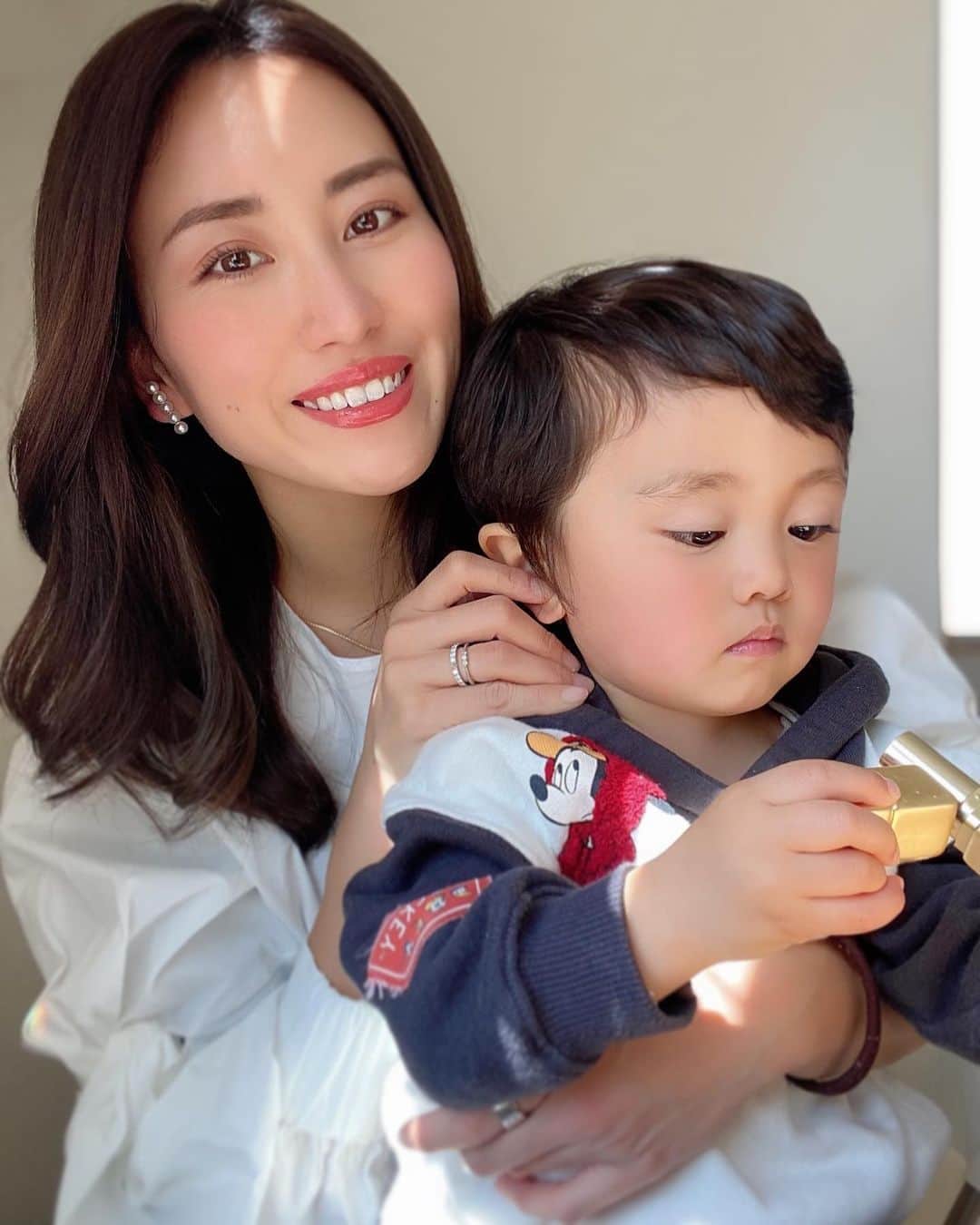 Ayaさんのインスタグラム写真 Ayainstagram 化粧してたら膝の上に絶対きて 化粧品がぐちゃぐちゃに なってることが多い ほんま一瞬の出来事 特にリップね 笑 1歳 1歳半 男の子 男の子ベビー 甘えん坊 育児あるある 男の子ママ 久しぶりに二人で 3月11
