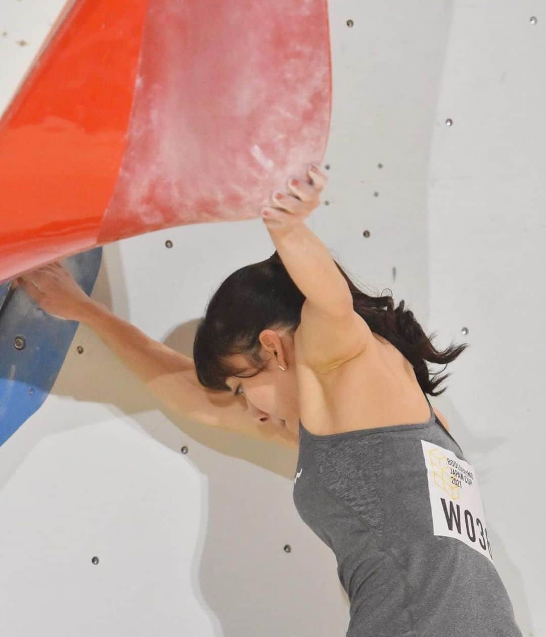 大田理裟のインスタグラム：「真剣な顔👀 ﻿ ﻿ 📸 : @kopefish ﻿ #クライミング #ボルダリング #climbing #bouldering #sportclimbing #スポーツクライミング #sports #climbinglife #training #トレーニング #champion #BeYourOwnChampion #championjp #boulderingjapancup #bjc #bjc2021 #爪可愛い 😂」