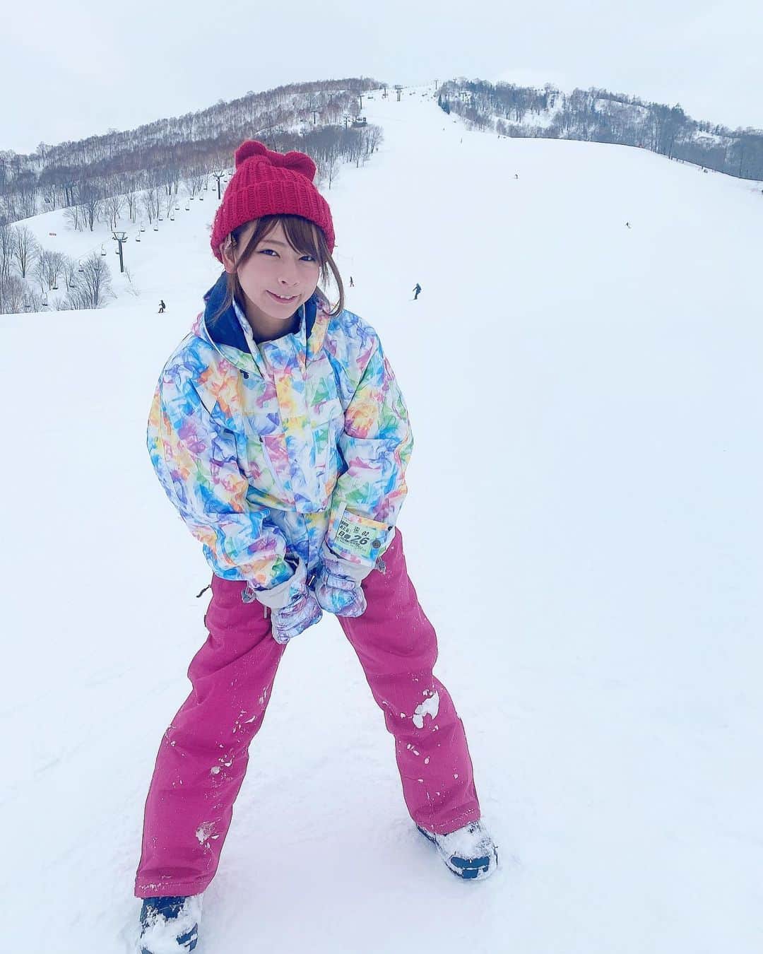 葉月美優さんのインスタグラム写真 - (葉月美優Instagram)「❥足は左利き！！ 今年は雪遊びできてよかった☃❄ . . ゲレンデ行ったら絶対にカツカレー食べたいって思ってたのに…… いざその時になったらカツの気分じゃなくて…（笑） . . . ちなみに子どもの頃はスキーでしたが 大学生からスノボに！ . でもまだ5回くらいしかいったことないかなぁ . . . . #スノボ　#ゲレンデ　#雪遊び #スノボウェア #ニット帽　#雪 #スキー #バイク女子 #モデル #fashion #冬コーデ #ゲレンデマジック #美容」3月11日 18時36分 - miu_haduki
