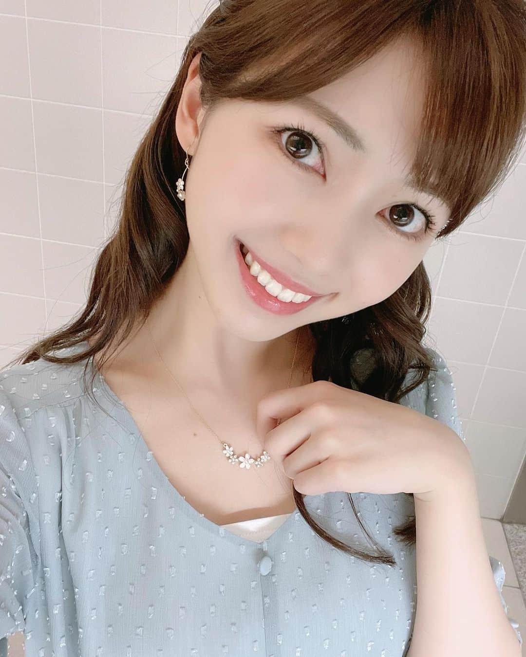 川又智菜美のインスタグラム：「🌼🌸🌼﻿ 春らしい淡いグリーンのワンピースだったので﻿ お花のネックレスとピアスを合わせてみました🌸﻿ ﻿ 花粉症でも春を感じていますが（笑）﻿ こういう風に服装でも春を感じられると﻿ 嬉しくなります☺️﻿ ﻿ #日テレNEWS24 ﻿」