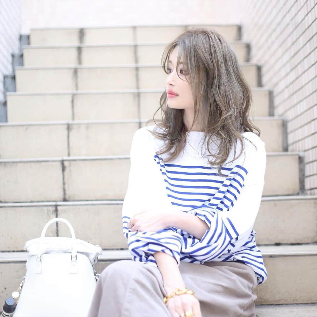 *✭ᏋണᎥ✭*のインスタグラム：「ㅤㅤㅤㅤㅤㅤㅤㅤ ㅤㅤㅤㅤㅤㅤㅤㅤ 朝載せた服の着画♡ ㅤㅤㅤㅤㅤㅤㅤㅤ こないだルンバくんにお部屋の掃除を お願いしてたんだけど ㅤㅤㅤㅤㅤㅤㅤㅤ 何故か廊下を念入りに掃除するもんだから 私暫くお手洗いに閉じ込められたんだけど😂🚪 ㅤㅤㅤㅤㅤㅤㅤㅤㅤㅤㅤㅤㅤㅤㅤ いつも思うけど，ルンバってどうして外出てったりしないんだろうね🥺 ㅤㅤㅤㅤㅤㅤㅤㅤ ◎≡ ←ルンバって打ったら出てきた😂 ㅤㅤㅤㅤㅤㅤㅤㅤ  #surt#musededeuxiemeclasse#deuxiemeclasse #partegram#locari#コーデュロイスカート #ボーダートップス #ドゥーズィエムクラス#166cmコーデ#高身長コーデ#スカートコーデ#ボーダーコーデ#大人カジュアル#大人コーデ#ボーダーだいすき #ボーダー#サロンモデル ㅤㅤㅤㅤㅤㅤㅤㅤ」