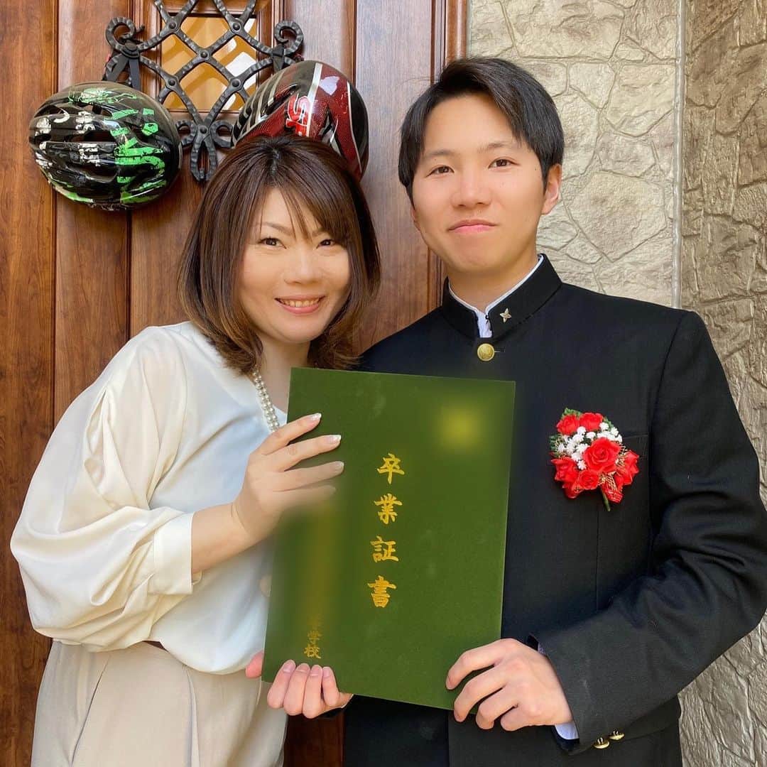 ブラザー4チャンネルのインスタグラム：「我が家の長男・いっくんが高校卒業しました！﻿ ﻿ 10年前の3月11日を思い出すと、我が子が無事に成長してくれる事や、家族が笑って過ごせているこの環境がとても有り難く思います。﻿ ﻿ 東日本大震災の出来事を忘れてはいけない。﻿ ﻿ 今後、あの出来事が風化してしまわない為にも、親として【当たり前】という言葉の意味を子供たちに伝えていこうと思います。﻿ ﻿ いっくん、卒業おめでとう！﻿ 3年間の高校生活よく頑張りました！﻿ 卒業する姿をみせてくれてありがとう✨﻿ ﻿ #brother4﻿ #卒業﻿ #おめでとう﻿ #ありがとう﻿ #大好きです﻿」