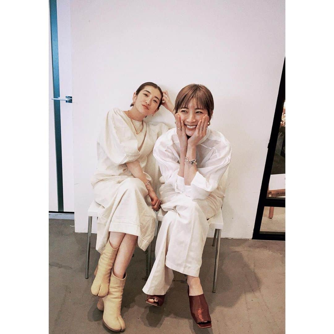 吉田怜香さんのインスタグラム写真 - (吉田怜香Instagram)「8年ぶりぐらいに @ungrid_official のプレスルームにて @azusa_takazono と📸  普段会ってるときは いつもオフモードすぎて こういう写真撮らないし お互い仕事モードでの ２ショットはひっさびさ👯‍♀️  内容はそのうちのお知らせをお楽しみに◯  私がUngridのディレクターだったことを 知らない人ももう多いかもですが 私がいたのはたった2年で それから8年、ブランドとして愛されているのは あずやUngridチームが届けてきたもの🤲♡  Ungrid10周年 本当におめでとうございます♡」3月11日 18時43分 - reikayoshida_