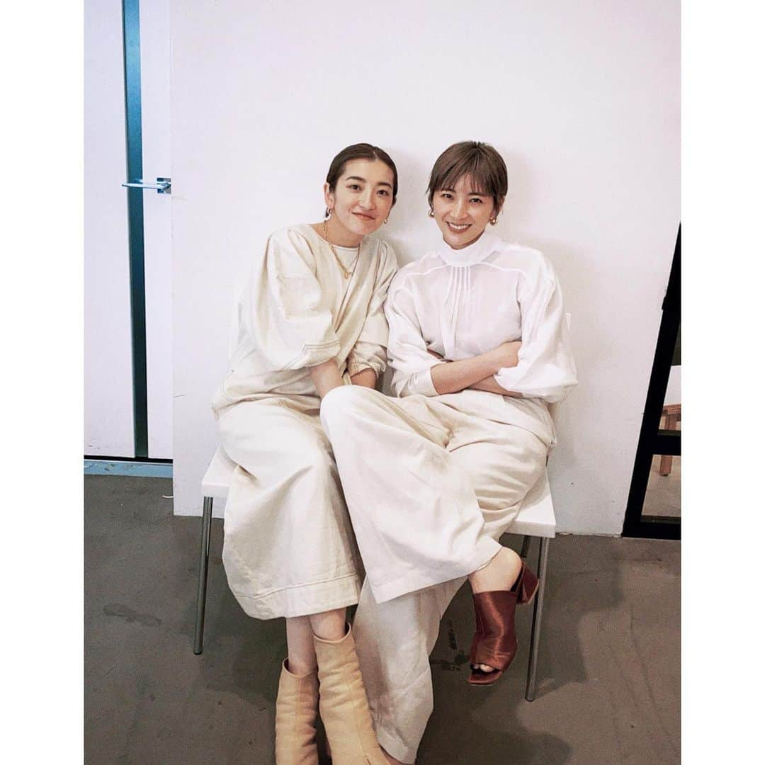 吉田怜香さんのインスタグラム写真 - (吉田怜香Instagram)「8年ぶりぐらいに @ungrid_official のプレスルームにて @azusa_takazono と📸  普段会ってるときは いつもオフモードすぎて こういう写真撮らないし お互い仕事モードでの ２ショットはひっさびさ👯‍♀️  内容はそのうちのお知らせをお楽しみに◯  私がUngridのディレクターだったことを 知らない人ももう多いかもですが 私がいたのはたった2年で それから8年、ブランドとして愛されているのは あずやUngridチームが届けてきたもの🤲♡  Ungrid10周年 本当におめでとうございます♡」3月11日 18時43分 - reikayoshida_