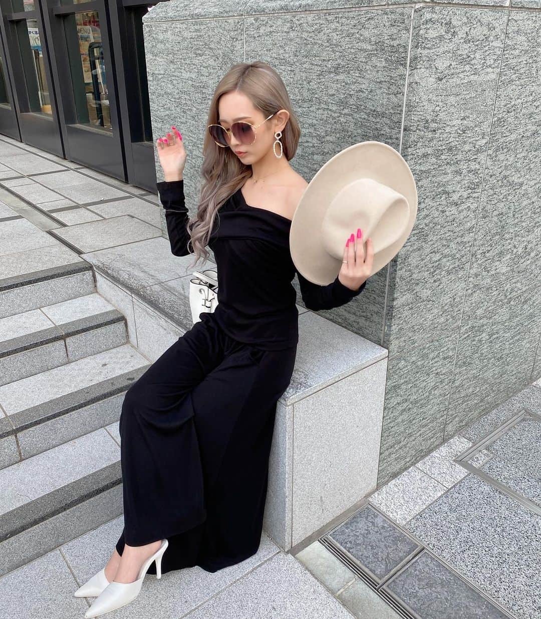 田村月光（ツッキー）のインスタグラム：「🌺🤍🌺🤍🌺🤍🌺🤍🌺 #ツキクローゼット  このセットアップ着やすいからパジャマにもしちゃう🤣‪‪𐤔𐤔‬‪𐤔 ・ ・ 足太さんにはオススメ👏🏻💕💕 ・ 最近ハット被っちゃう👅❕❕ @vered.official」