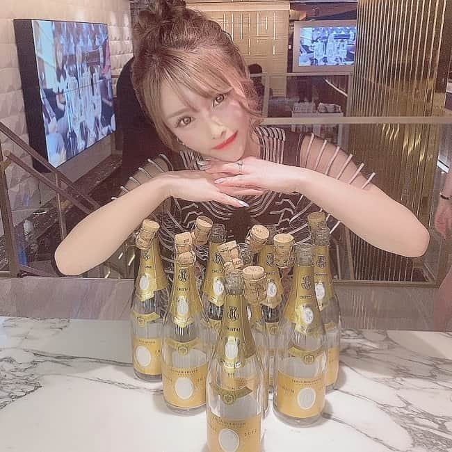 えれちゃんさんのインスタグラム写真 - (えれちゃんInstagram)「わーい💖💖 ほんとにいつも幸せそうだねって 何回も言われる最近🥰 めちゃくちゃ幸せ💞  #名古屋キャバクラ#キャバクラ#名古屋#錦#錦3#グランクリュ#ラーメン好き#北新地#中洲#水商売 #キャバ嬢 #インビザライン#アートメイク #ハイフ#ホワイトニング#ヒアルロン酸#ラベイ#シャンパン#beautycam#ULIKE#ヘアセット#ローブドフル #春服#美容 #整形 #旅行 #ご飯が大好き  #クリスタル」3月11日 19時02分 - erena_hazuki