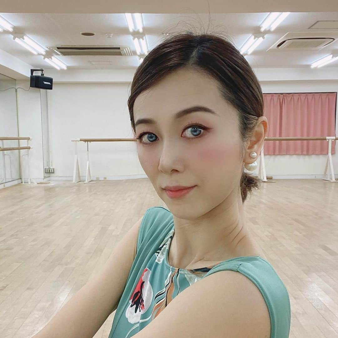 大凪真生さんのインスタグラム写真 - (大凪真生Instagram)「最近のアプリ凄すぎるっっっ  私はレーシックの手術をして以来コンタクトはできなくなってじまったので つけてみたいなぁと思いつつも手が出せずにいましたが… こんなアプリがあればカラコンいらないではないか😳😳😳  今日は久々のトゥシューズ自主練 思い切って違うトゥシューズわわ試しております。 グリシコのマヤライン  ブロックからのマヤだから硬さをめちゃくちゃ感じます。 ただ安定感はすごいっ🤩  グリシコのトゥシューズって中のソールってカットできるか誰か知ってます？ なんだか外と中を縫い合わせてあるような気がしてカットに勇気が出ない💦  知っている人がいたら教えてください🙏  #トゥシューズ #グリシコ #ソールカット #久々の練習 ＃身長190cm越え #アプリ」3月11日 18時57分 - mao.aemee_