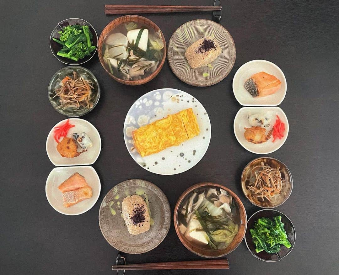 ステファニーのインスタグラム：「🇯🇵🌾💛 日本の優しいご飯。 今日も美味しくお食事を頂けることに感謝して。 _____ 玄米おむすび 豆腐ときのこと野菜のすまし汁 焼き鮭 金平ごぼう 木耳と牛蒡のさつま揚げ 菜の花の辛子醤油和え 玉子焼き _____ 健康といえば、と言えるくらい身体にも心にも優しいお食事を心掛けているあったかい家族の作る @daybyday__2016  の玄米むすびを今朝頂きました。 玄米なのにもちもちしていて甘味もある。 二人の愛をたくさん感じました。 冷凍になっていて、自然解凍でそのまま食べられるのも 忙しい朝に良し。 これはリピートしたい！ あきちゃんたえちゃんありがとう♡  #love #cooking #気持ちのいい朝ごはん #311」