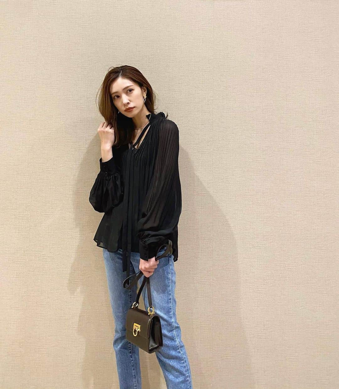 石黒美帆のインスタグラム：「*﻿ コーデ﻿ tops#EstellaK @_estella.k_  denim#redcarddenim @redcardtokyo  earrings#mignondebijoux bag#ferragamo  ﻿ ﻿ ブラウスはインナー付きで安心♡﻿ 襟とか袖とか細かい部分までデザインがとても可愛いです☺️﻿ ﻿ ﻿ デニムはもう何本目だろう？！ってくらい大好きなREDCARD。日本人の体型にあってるのかな？ウエストとヒップがきちんと合う貴重なデニムです🙈✨﻿ ﻿ ﻿ ピアスはプチプラで可愛い#ミニョンドゥビジュー ♡3枚目アップで撮ってみたらちょっとブレてますが🥲﻿ ﻿ ﻿ ﻿ #intheknowgl#ファッション#エステラケー#レッドカード#レッドカードデニム#デニムコーデ#シンプルコーデ#春服#春コーデ#春服コーデ」