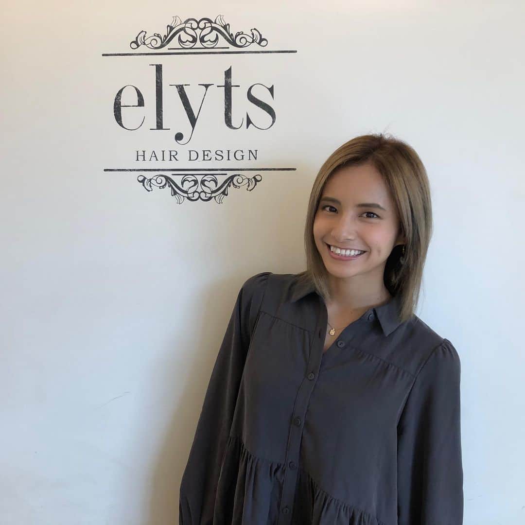 のインスタグラム：「@elyts_hairsalon にてとっても素敵な髪色にしてもらった🤤﻿ ﻿ サラサラだし素敵なカラーだし担当の @elyts_yone さんがイケメンで幸せでした🤤﻿ ﻿ #elyts#エリーツ #渋谷 #tokioトリートメント #シールエクステ #ヘアスタイル #髪型 #ヘアカラー #カラー #グラデーション #ハイライト #ブリーチ #グラデーションカラー #美容室 #グレージュ#グレージュカラー#外国人風カラー#ミルクティーベージュ#ミルクティーカラー」