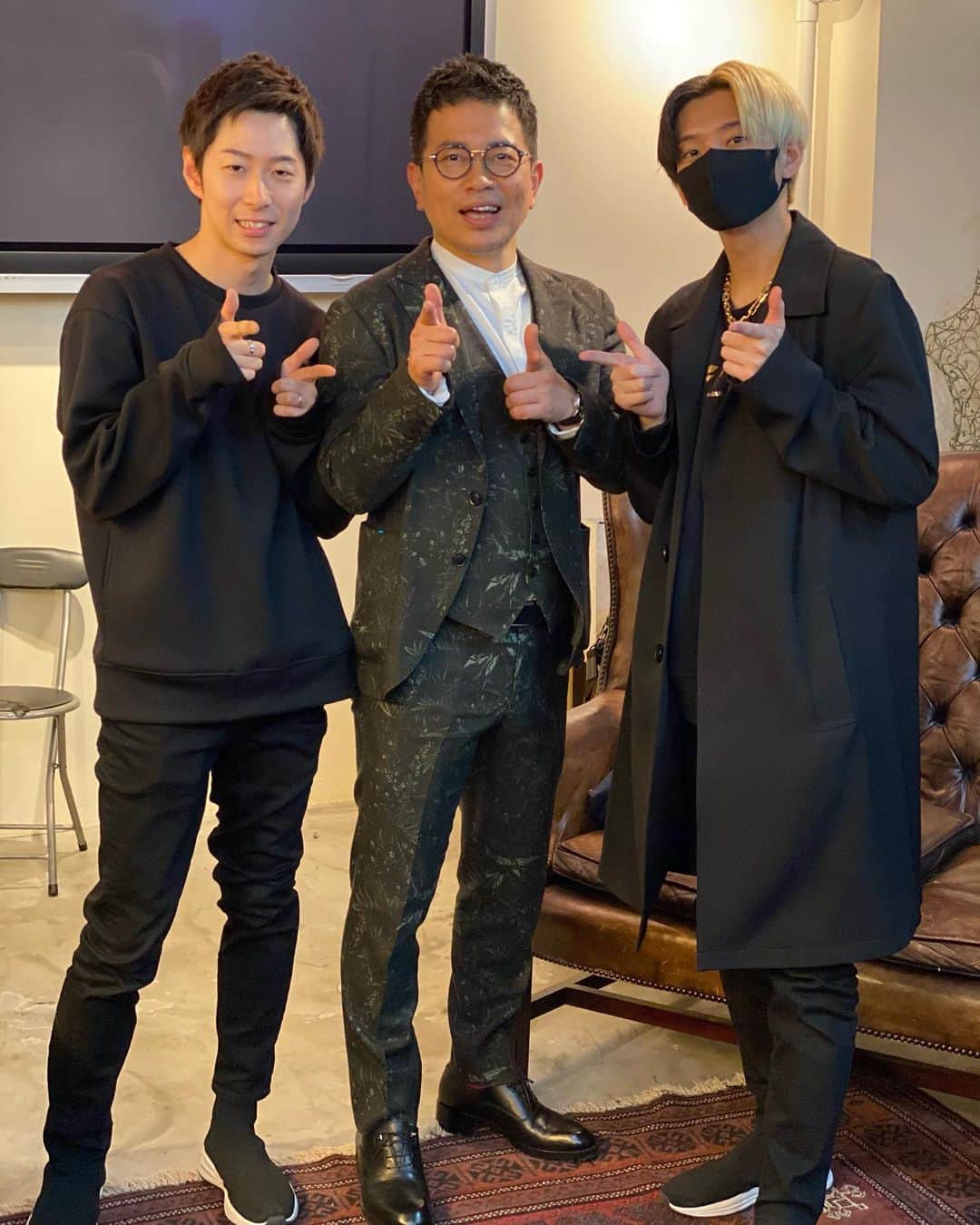 まえっさんのインスタグラム：「ヒカルとボクと、時々、オトン  #家族写真  #この写真めっちゃ嬉しい #次はマスクなしverとる #2人からは覇王色のオーラ出てます」