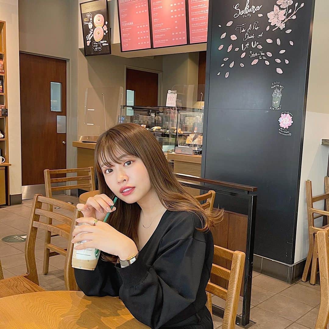高木由梨奈のインスタグラム：「スタバのメニューがピンクで春仕様になってて可愛かった🌸☕️  @urban_research のワンピース、セールで¥2000くらいだったけどキレイめで着心地良くてお気に入り🤍 骨ストさんにおすすめなデコルテ広め☺️  #urbanresearch  #骨格ストレート #骨スト #春コーデ」