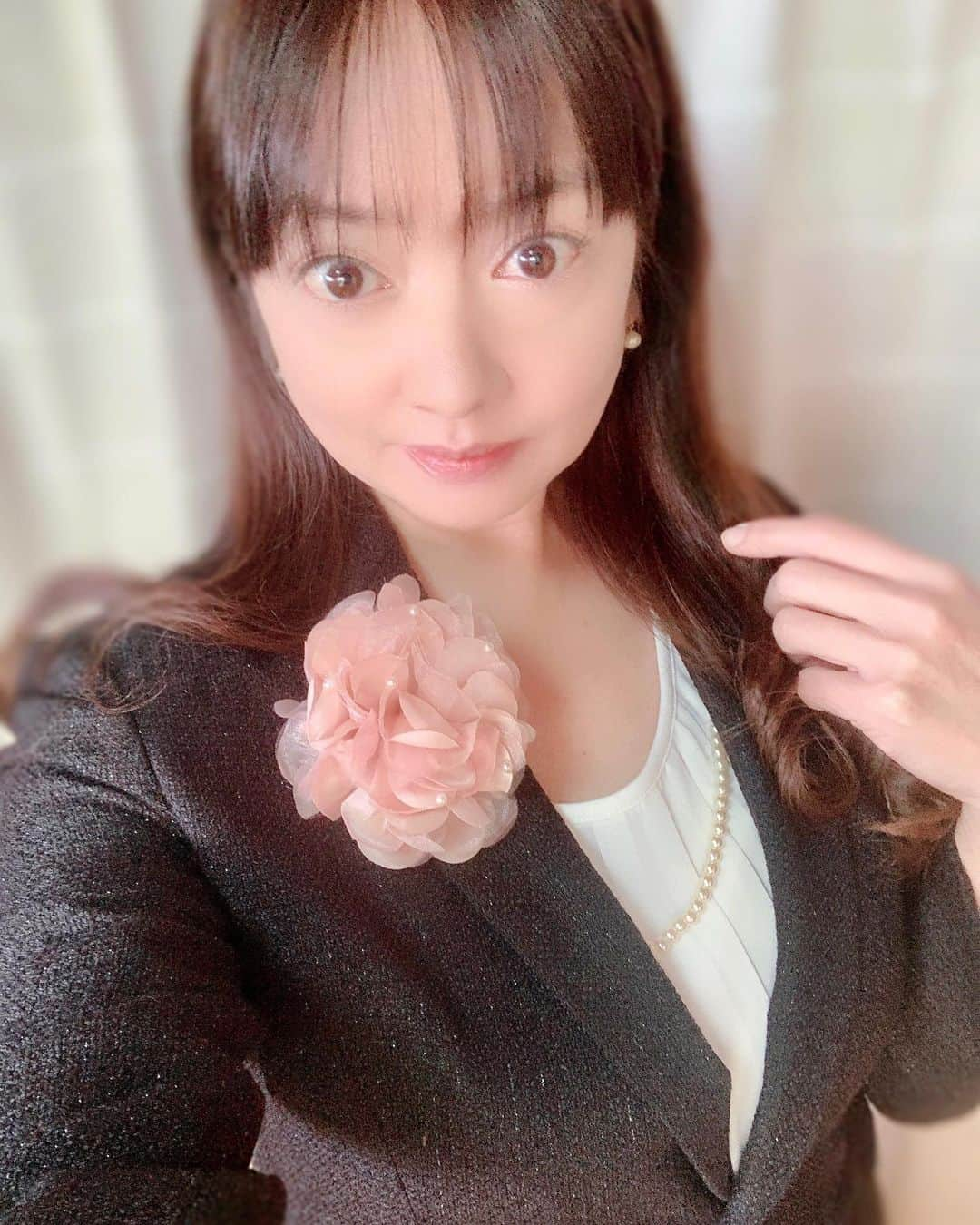 HANAさんのインスタグラム写真 - (HANAInstagram)「2021年3月11日(木)☀️  東日本大震災から10年…当時はまだ保育園の年中さんだった次男くんが👦🏻本日、無事に中学校を卒業しました🌸｡・:＋°  小さい頃はアトピー・アレルギー・喘息の症状が酷くて😢ずっと通院していた彼が中学校の3年間は貧血で一度早退しただけで、無遅刻・無欠席で卒業です☺️👏  泣かないかなぁ…と思ってたけど、やっぱり色々と思い出して涙チョチョギレちゃったね😂  #3月11日#卒業式#アラフィフ#アラフィフ女子#アラフィフママ#オトナ女子#オトナ可愛い#セルフポートレート#リール#熟女#美魔女#46歳#40代#40代女子#40代ママ#미인#미각 #smile#japanese#beautifullegs#beauty#fashion#japanesebeauty#elegant#kawaii#age46#instagramer#reels#selfie#instagood」3月11日 19時23分 - hana.87ohana