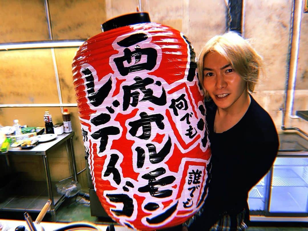 ジョーブログのインスタグラム：「ジョーからご報告です。﻿また新しいやりたいことやります笑 日本1ディープな町である西成あいりん地区に今度は居酒屋出します！ホルモン屋🤣 題して「西成ホルモン　レディゴー」 ﻿ このコロナ禍が続く今やからこそ﻿パワー溢れるお店作って皆に元気与えたい！﻿ ﻿ 誰でも気軽に来れるあったかい居酒屋さんにしようと思ってます ﻿ 3月25日〜3月30日までがプレオープン！﻿ ﻿ そしてグランドオープンは4月1日エイプリルフールから4月6日までやりまっせ🤣👍 ﻿ デタラメな日にデタラメな町でデタラメみたいな店をオープンします！笑﻿ ジョーズクラブの人以外でも誰でも来てOKやで😊  俺もプレオープン、グランドオープン共におるから遊びに来てや🤣👍 ﻿ #レディゴー」