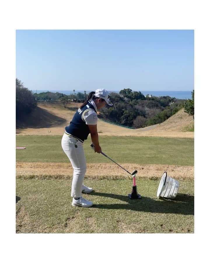 淺井咲希のインスタグラム：「ずっと直打ちしてるとどうしてもボールを打ちにいって上から入る癖があるから、 たまにこういう練習するとすごく良いイメージでドローが打てる🧐🧐  飽き性の私のためにいろんな練習方法考えてくれるキャディー笑笑 (@sho.kimura )  #淺井咲希#ゴルフ#ゴルフ女子#golf#golfswing」