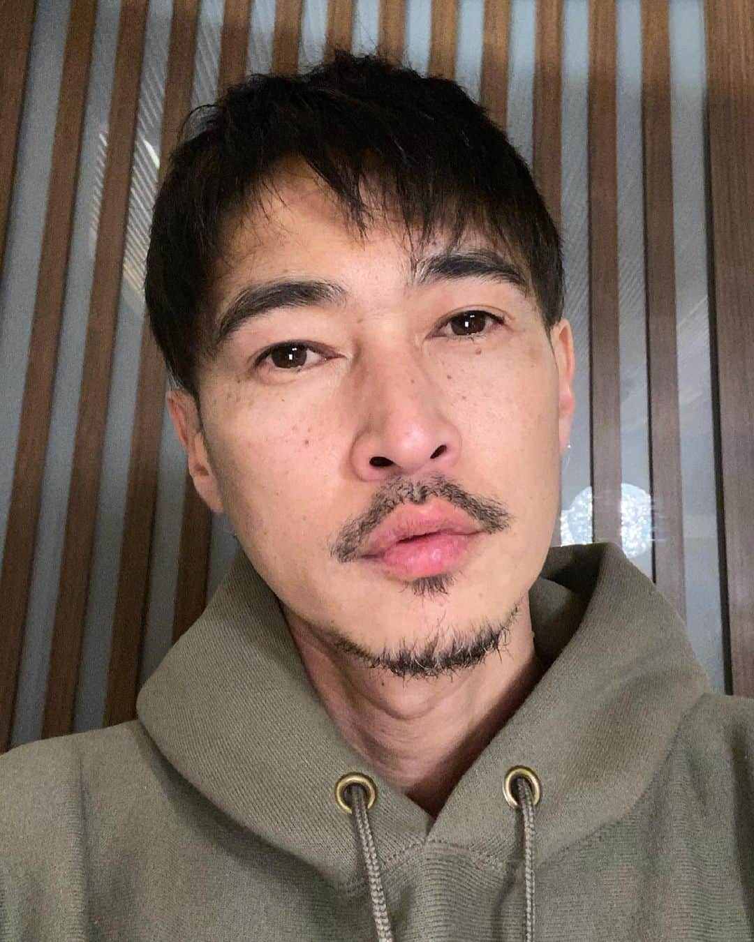 窪塚洋介のインスタグラム：「3.11 心機一転 髪切りました。  10年前の今日はパリにいた。  あれから 全てが変わったようで、 全てが変わってないようで、、、  昨日と今日の境目は曖昧だから、 一日一日に感謝して、 良いことも悪いことも、 すべてを力に変えて 新時代を生きよう。  彼ら彼女らが死ぬほど生きたかった今日だから。  そして 10年後の今日、 愛する家族や仲間たちと笑っていられるように。  土曜は新月、気持ちをたくさん解放してたくさん癒されましょう🌚 20日は春分。  春はもうすぐそこ。」